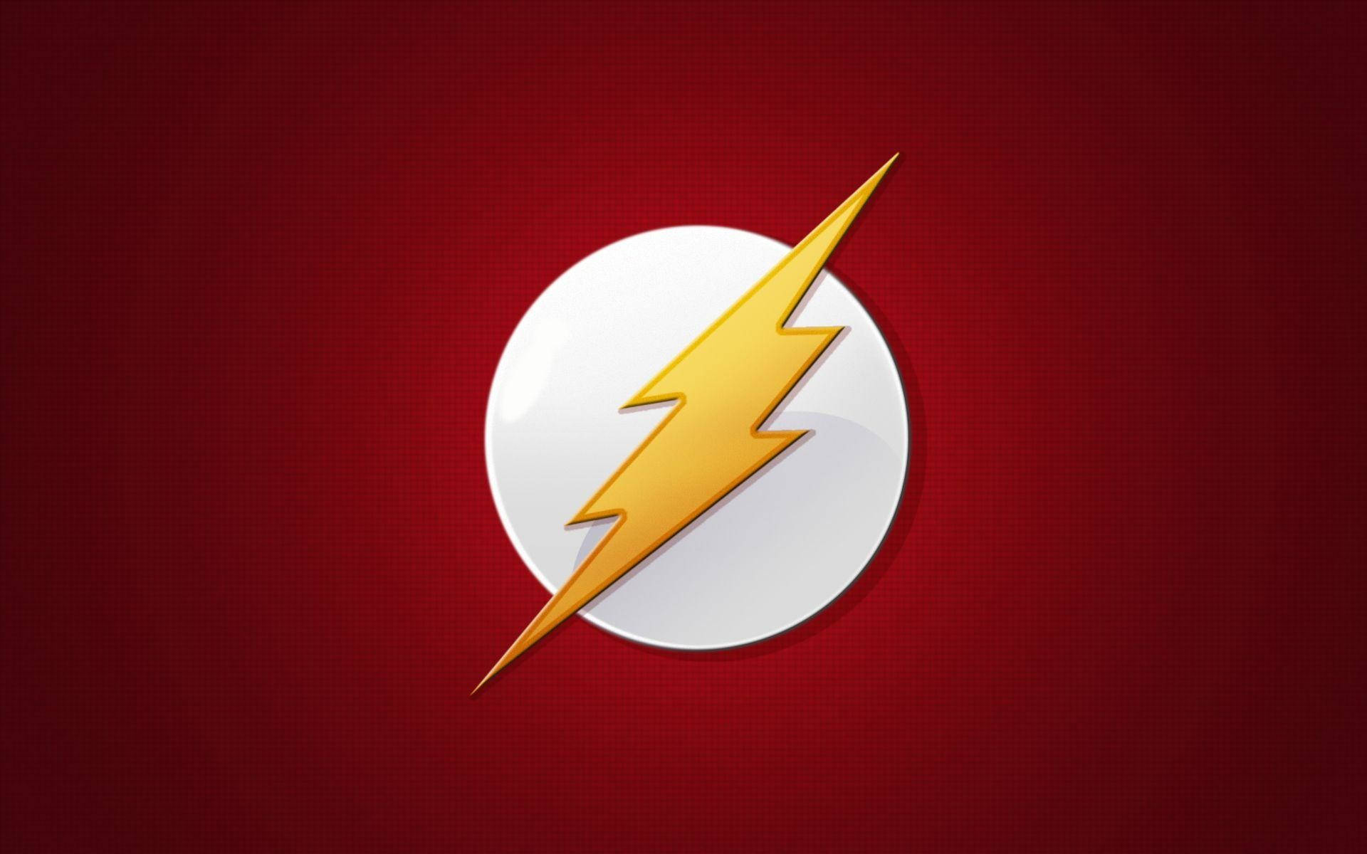 HD superhero 桌布 壁紙 — 一道大膽的金色閃電斜斜劃過一個有光澤的白色圓圈，背景是深紅色的紋理。