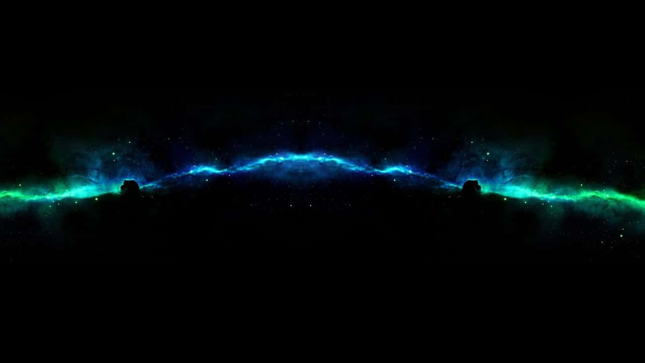 Banner 桌布 壁紙 — 一道宇宙極光在黑暗的景觀上空拱起，兩個剪影人物觀看著發光的藍色和綠色天體表演。