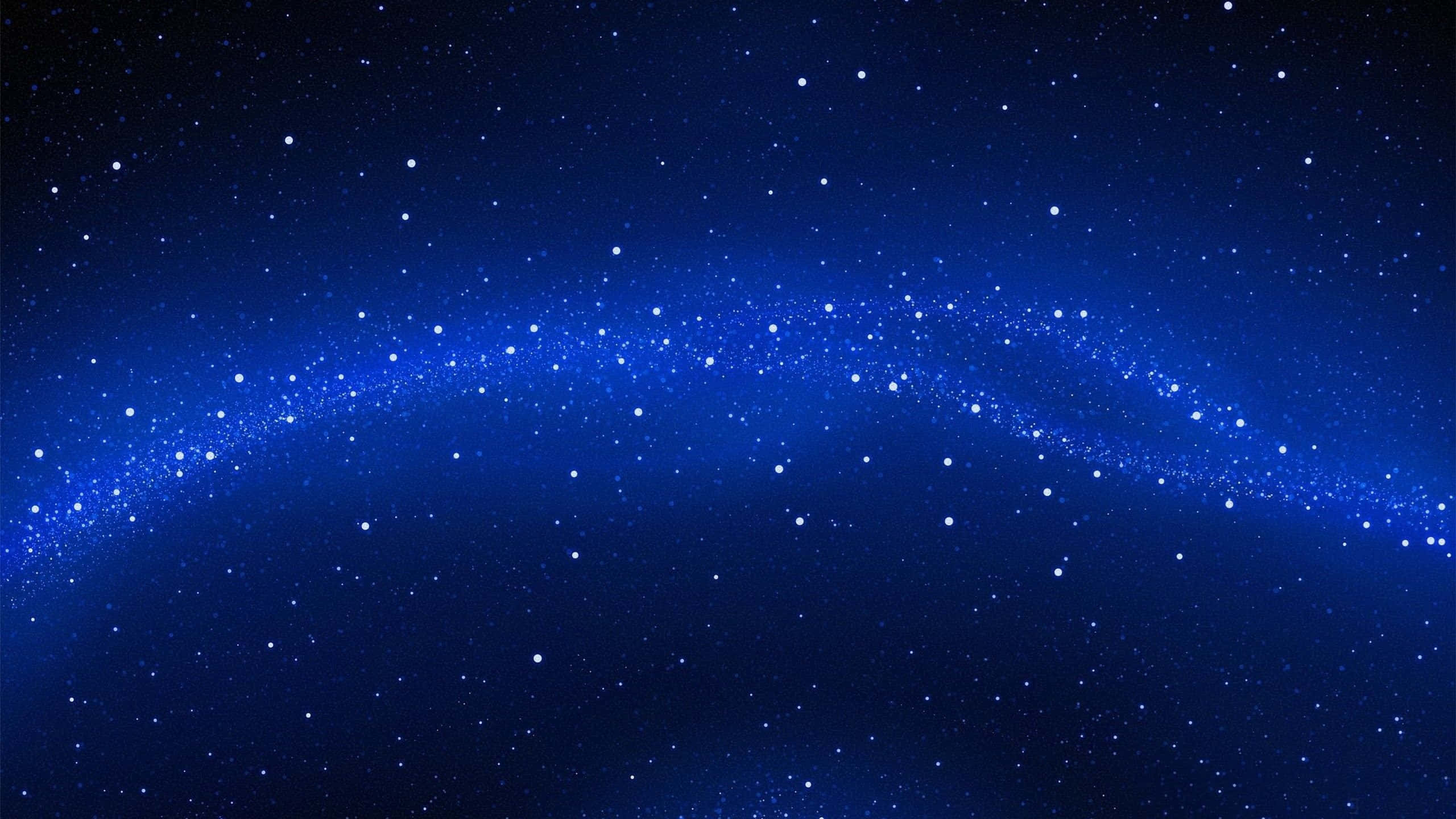 桌布 壁紙 — 一道宇宙藍色星雲橫跨星場，帶有發光粒子與深空氛圍。
