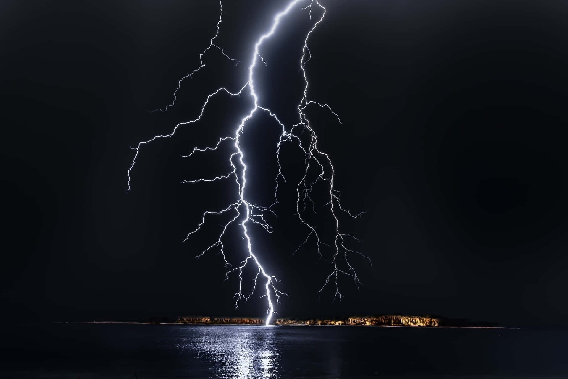 閃電擊中夜間黑暗海岸附近的水面。 — 4K 超高畫質 火影忍者 壁紙
