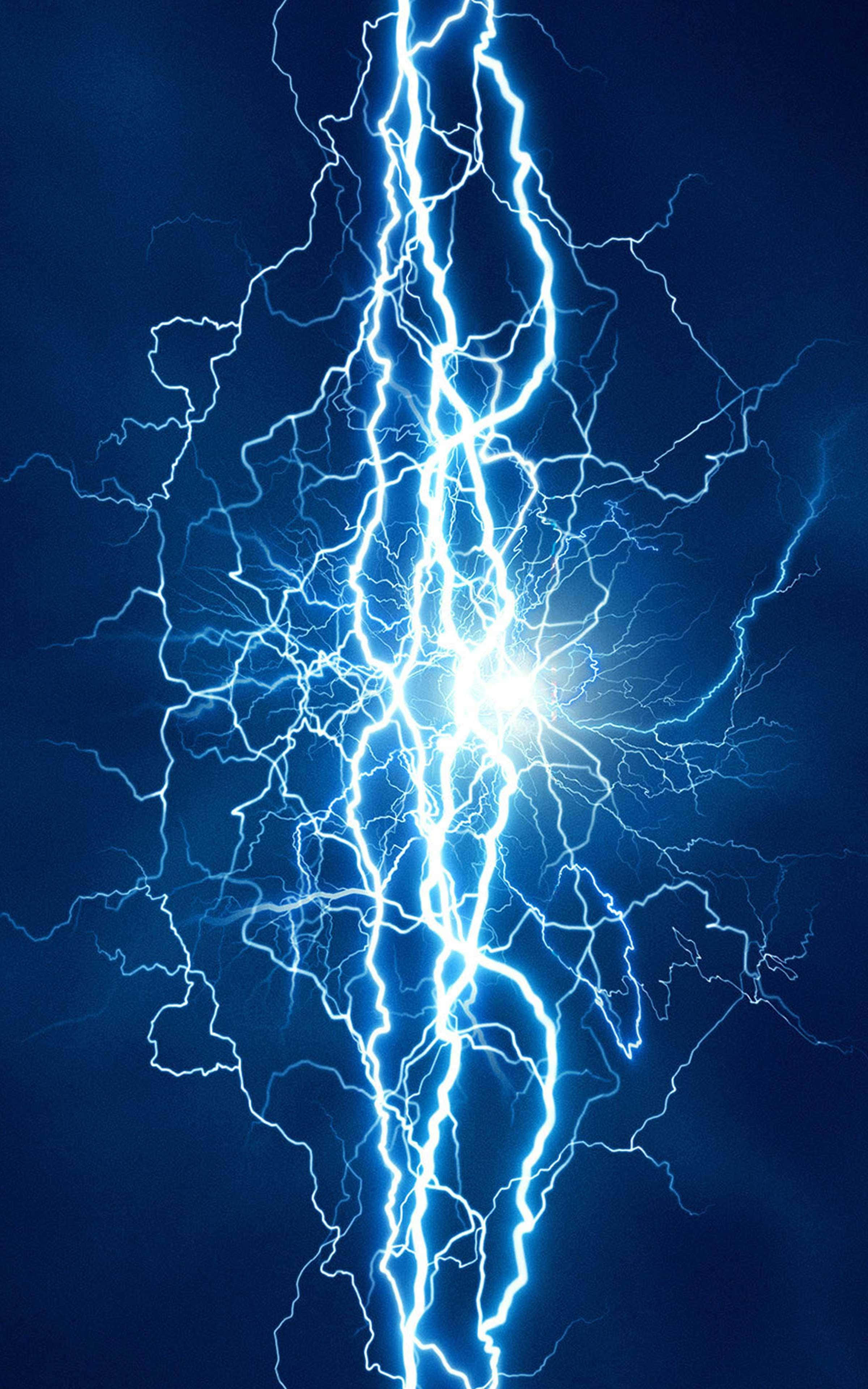 電力 桌布 壁紙 — 一道強勁的垂直電光藍色閃電，帶著輻射狀的分支觸鬚，劃過深藍色的天空。
