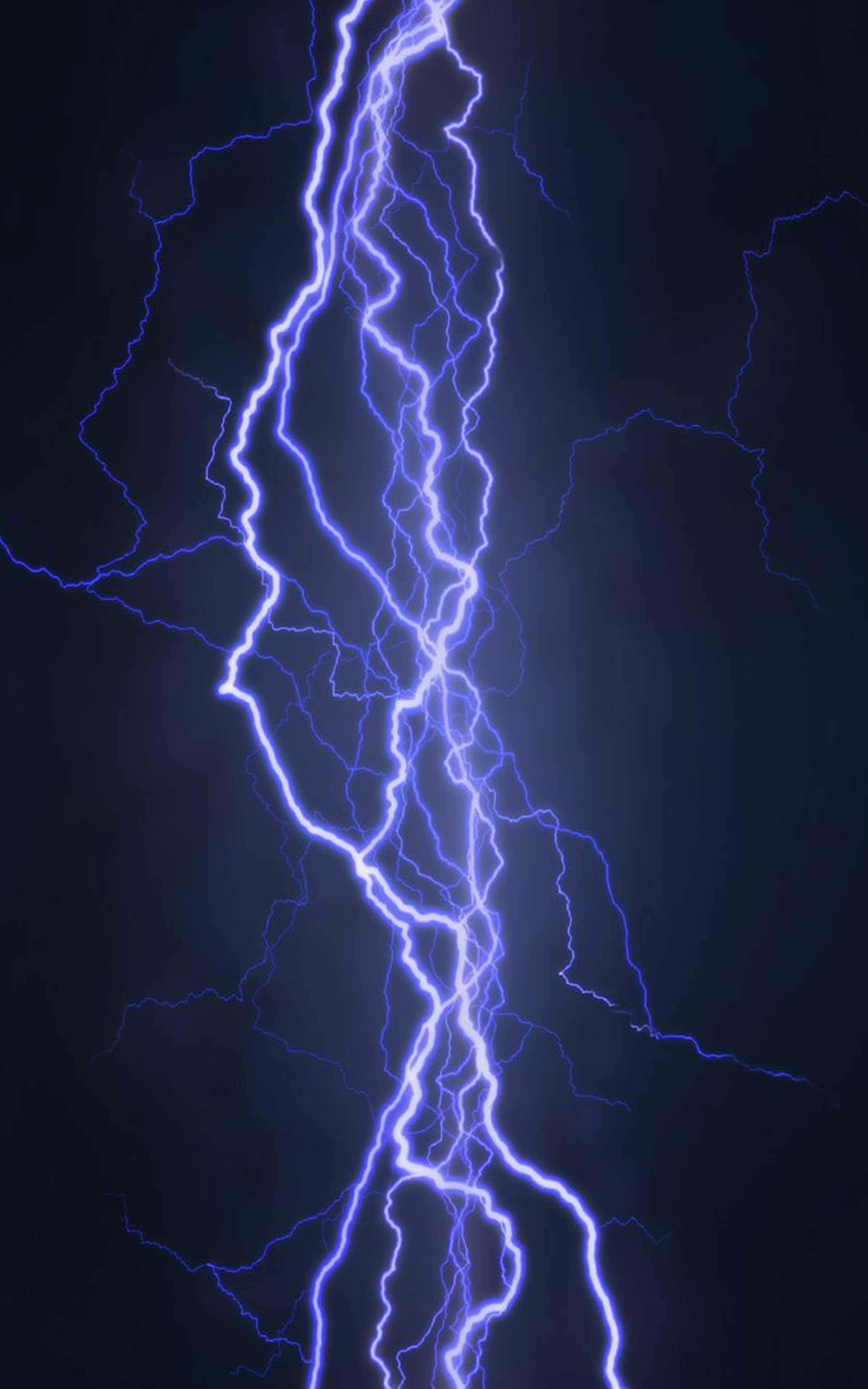 Bolt 桌布 壁紙 — 一道強勁的垂直電藍色閃電戲劇性地在深黑色暴風雨天空中分叉。