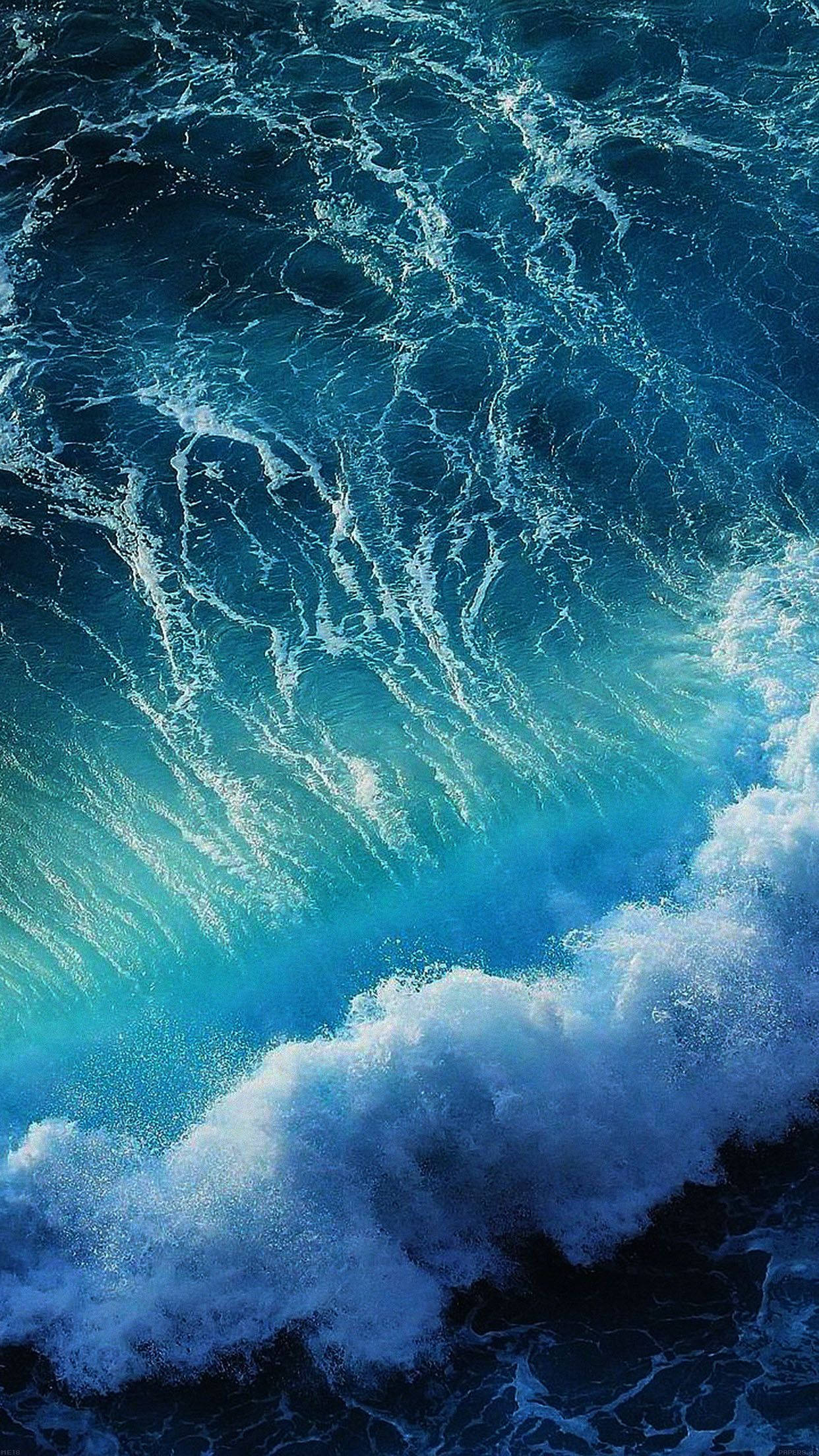 Ocean iPhone 桌布 壁紙 — 一道強勁的海浪向上翻捲，在深藍色海水中露出藍綠色深處和白色泡沫。