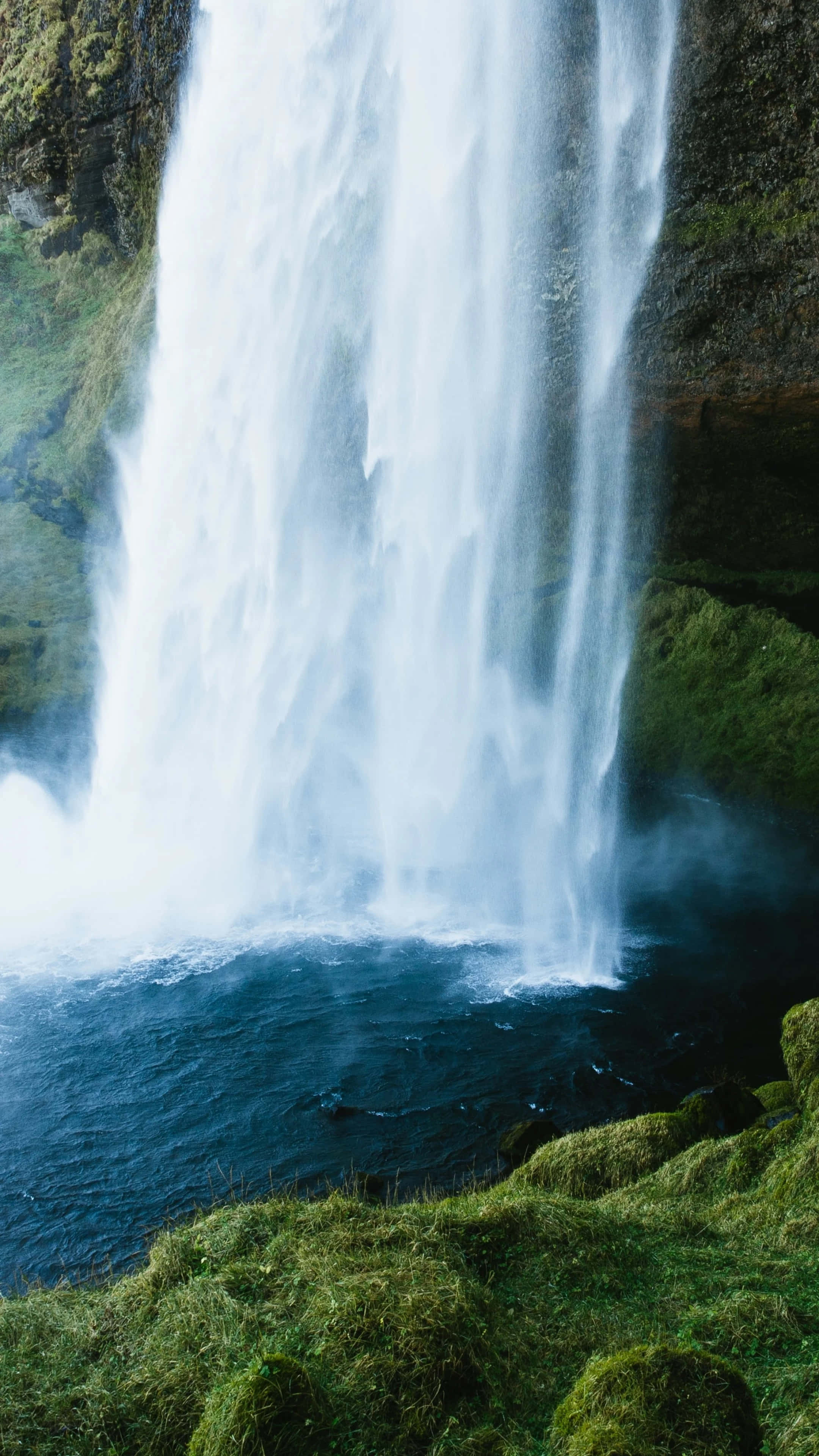 3d Waterfall 桌布 壁紙 — 一道強勁的瀑布衝入深藍色的水池，周圍是茂密的綠色苔蘚岩石。