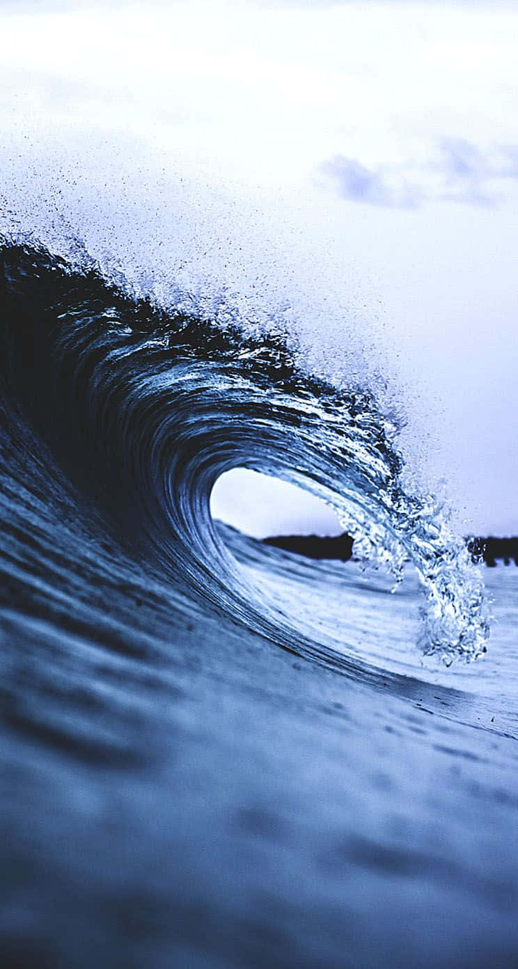Wave 桌布 壁紙 — 一道強勁的藍色海浪在陰天中捲成完美的筒狀。