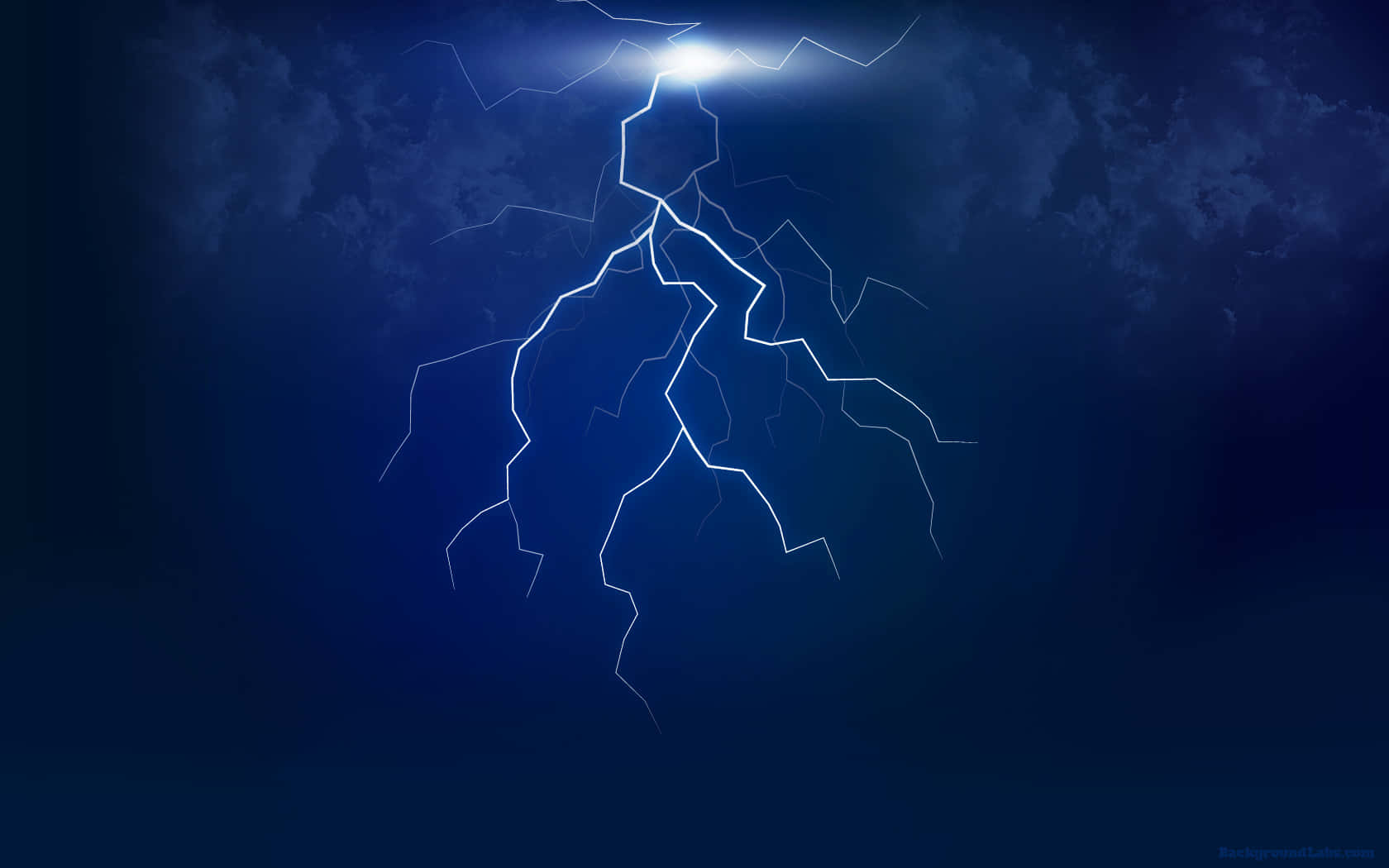 閃電 桌布 壁紙 — 一道強大的白色閃電在深藍色暴風雨的天空中叉開，穿過發光的雲層。