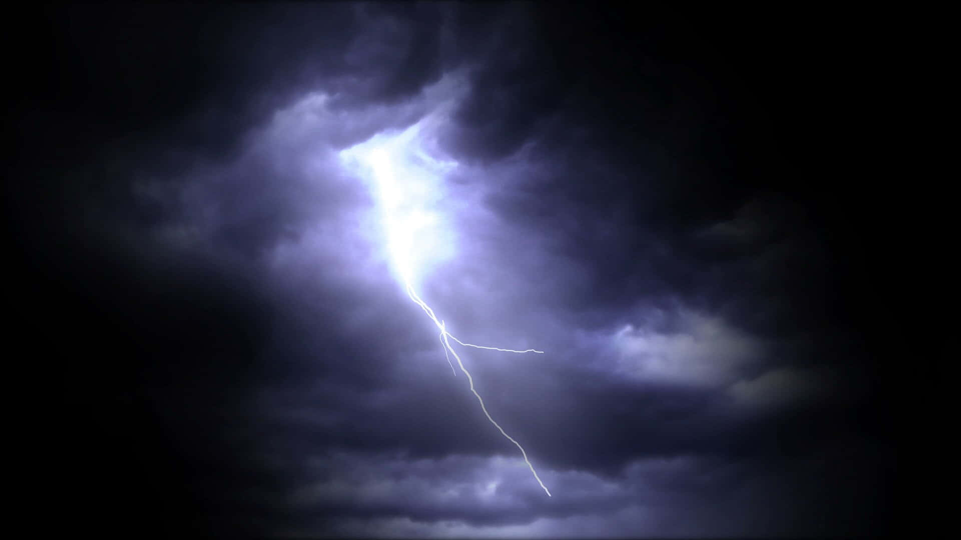 閃電 桌布 壁紙 — 一道強大的閃電在戲劇性的夜空中劈開黑暗的暴風雲。