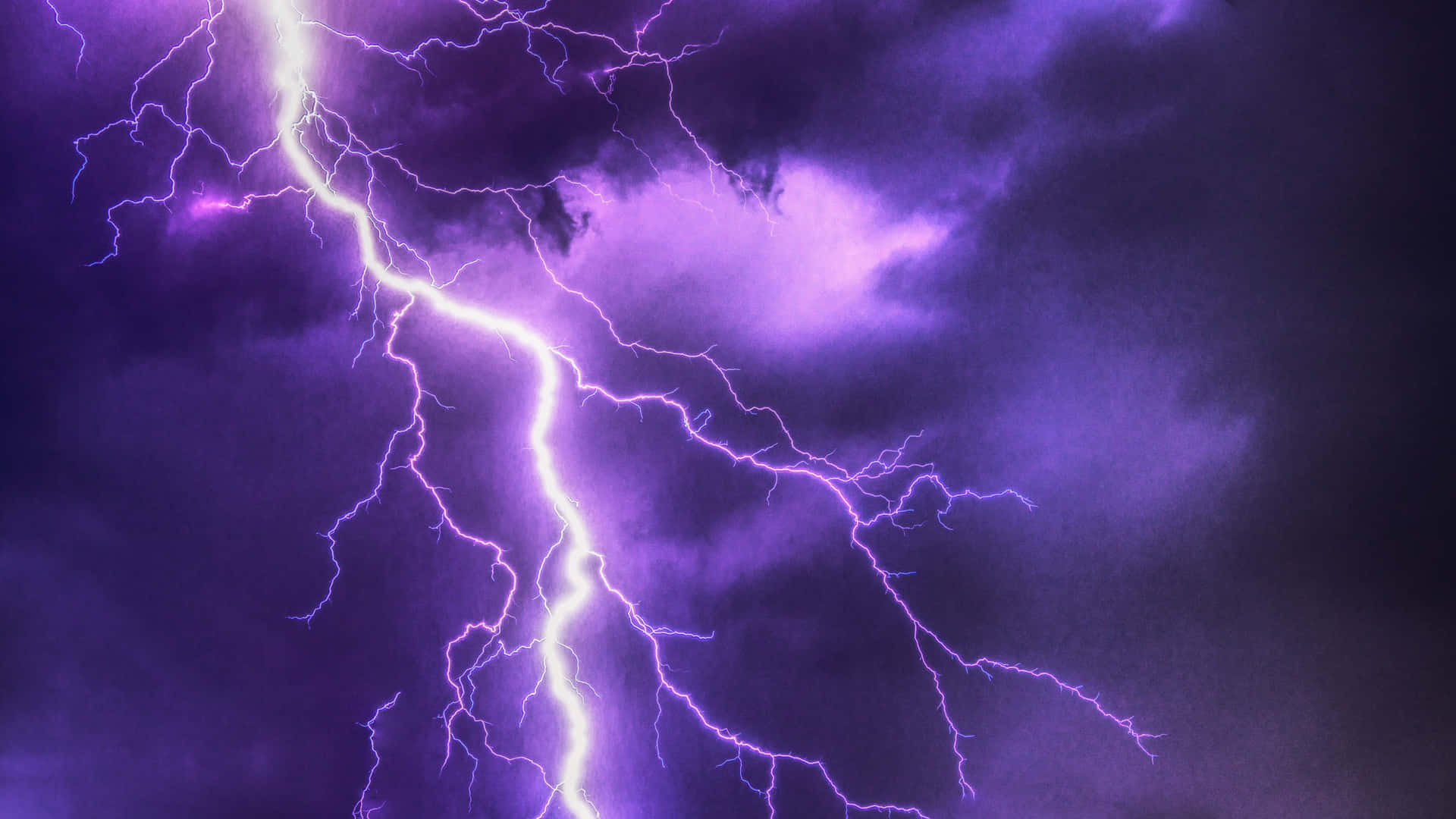 強烈的閃電劃過深紫色的暴風雨天空。 — 5K 壁紙