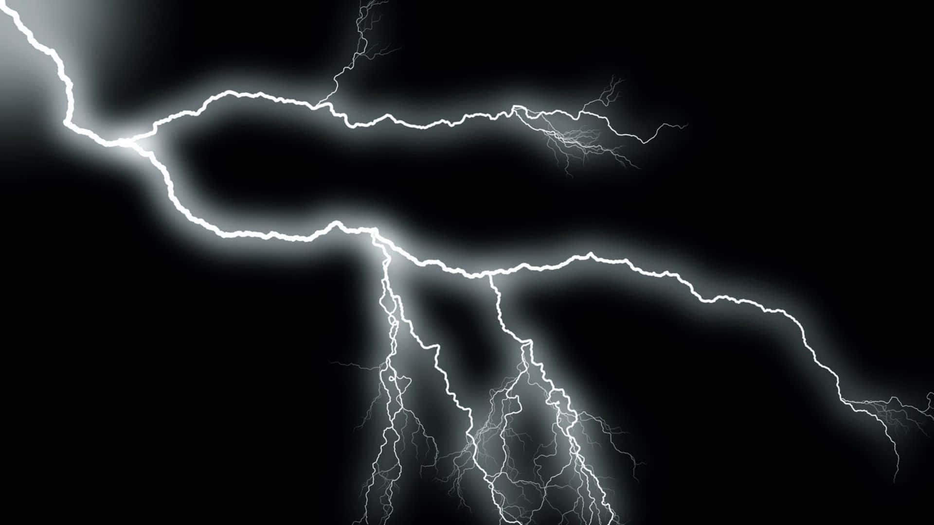 閃電 桌布 壁紙 — 一道戲劇性的白色閃電在漆黑天空中分叉，形成高對比度的數位風暴場景。