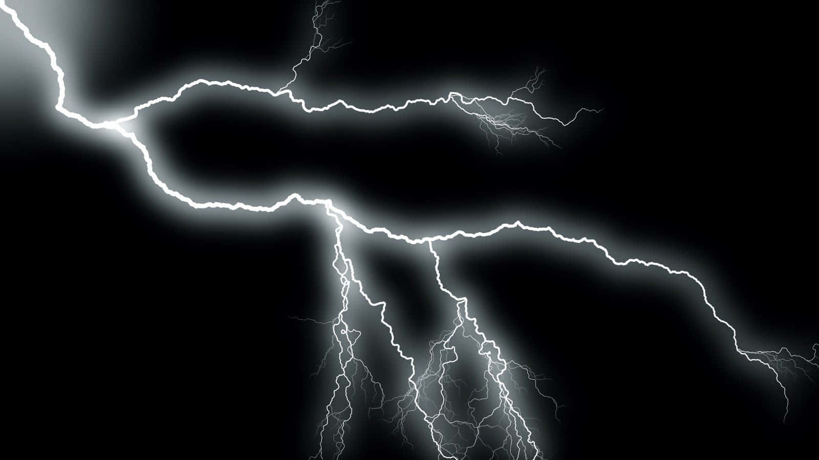 Thunderstorm 桌布 壁紙 — 一道戲劇性的白色閃電在漆黑的天空中分叉，帶有強烈的發光邊緣。