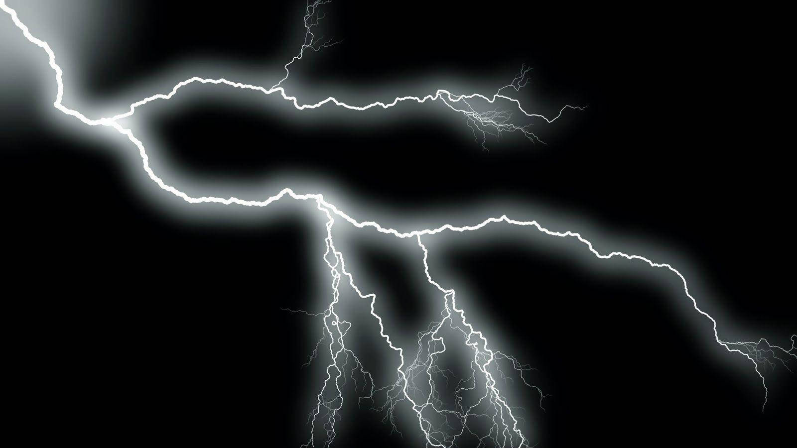 閃電 桌布 壁紙 — 一道戲劇性的白色閃電在漆黑的天空中分叉，帶有強烈的發光邊緣。