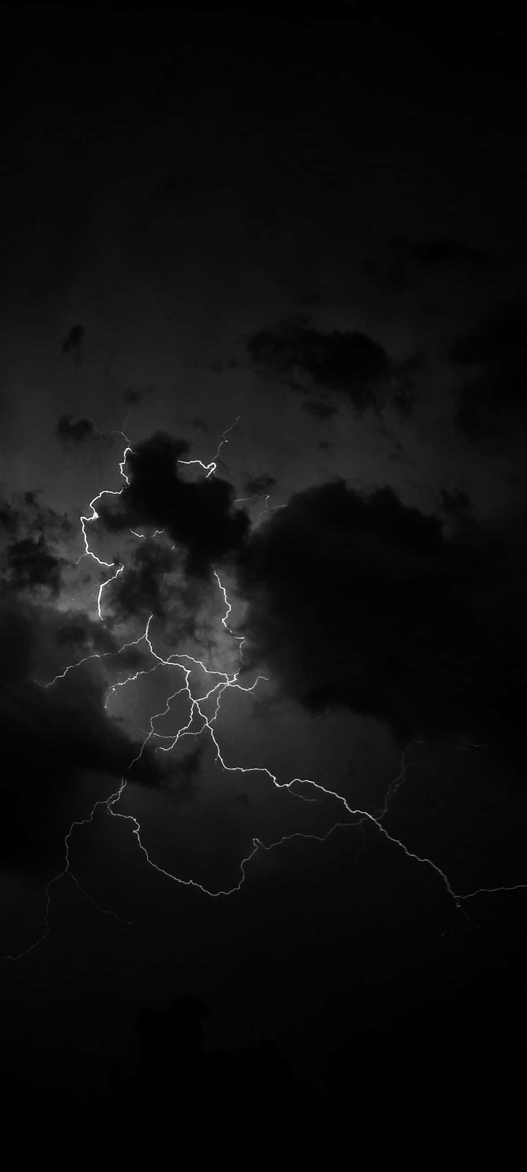 Black And White Sky 桌布 壁紙 — 一道戲劇性的閃電劃過暴風雨的夜空，以鮮明的單色照亮旋轉的烏雲。