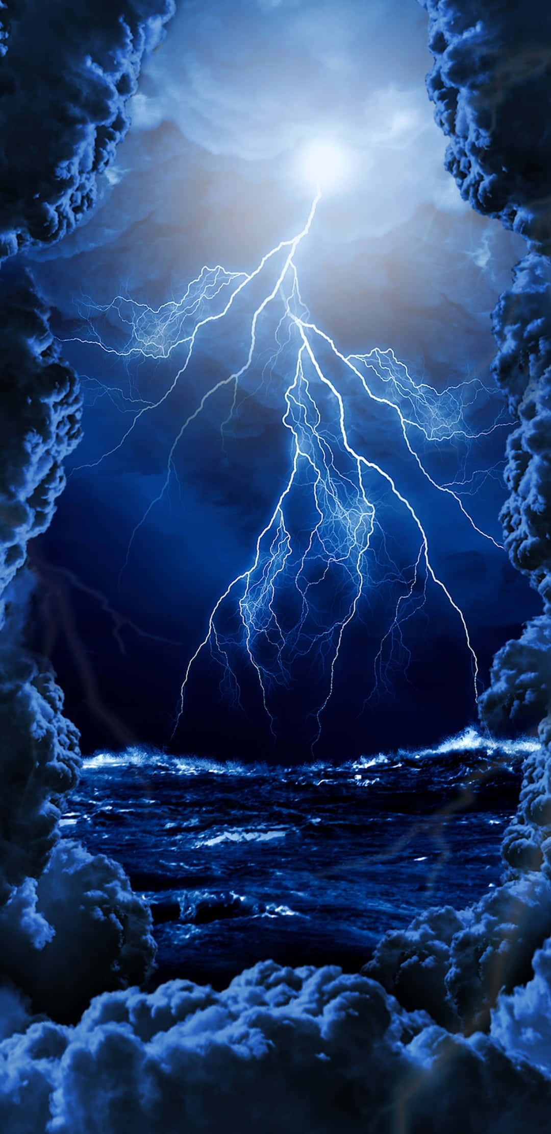 暴風 桌布 壁紙 — 一道戲劇性的閃電劈開暴風雨的天空，下方是波濤洶湧的海洋，透過雲層框住的開口觀看。