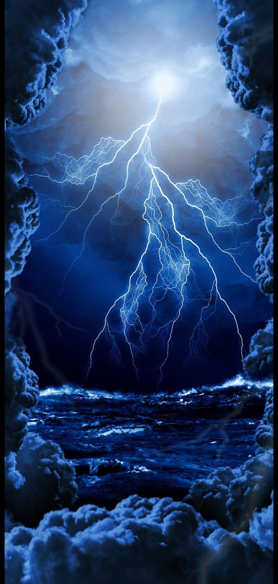 Weather 桌布 壁紙 — 一道戲劇性的閃電劈開暴風雨的藍色天空，下方是洶湧的海浪，周圍環繞著旋轉的雲層。