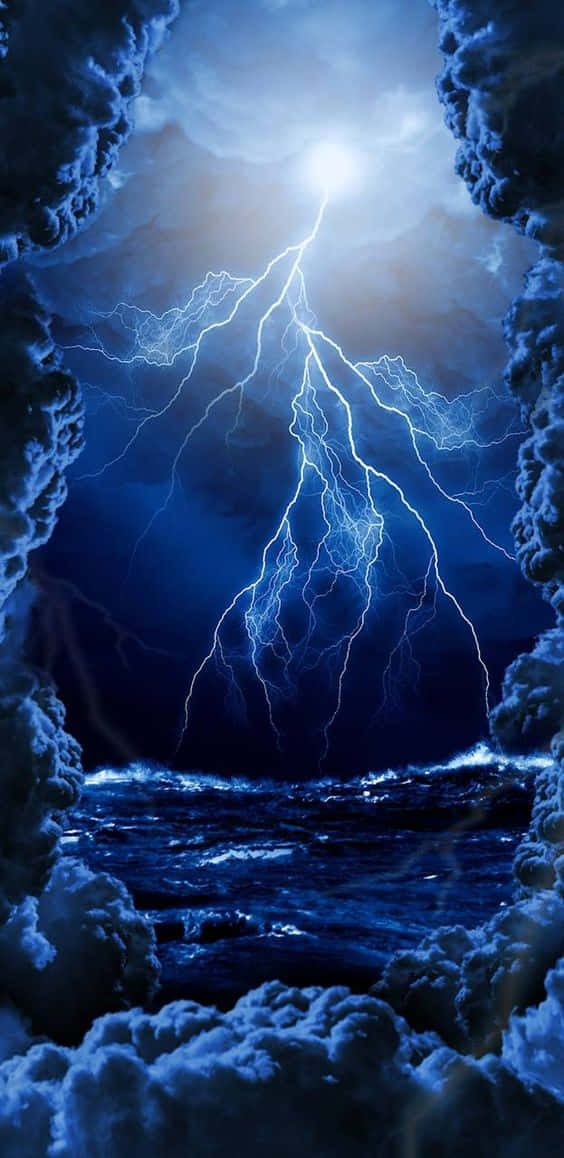 閃電 桌布 壁紙 — 一道戲劇性的閃電劈開暴風雲，下方是波濤洶湧的海洋，透過雲層框住的開口觀看。