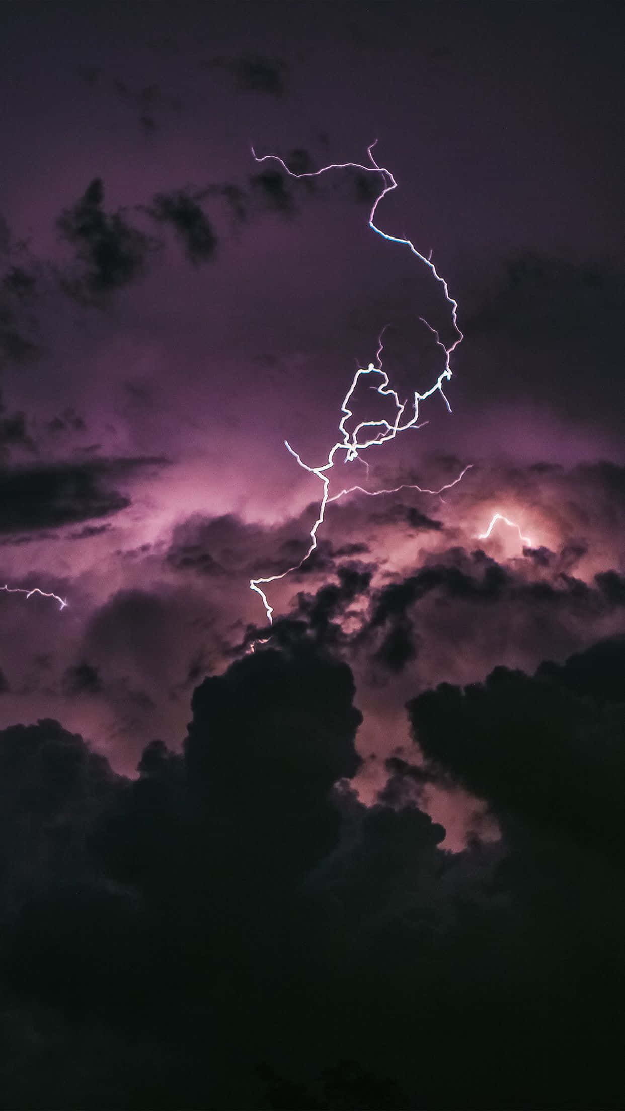 電力 桌布 壁紙 — 一道戲劇性的閃電在充滿烏雲的暴風雨紫色天空中分叉。