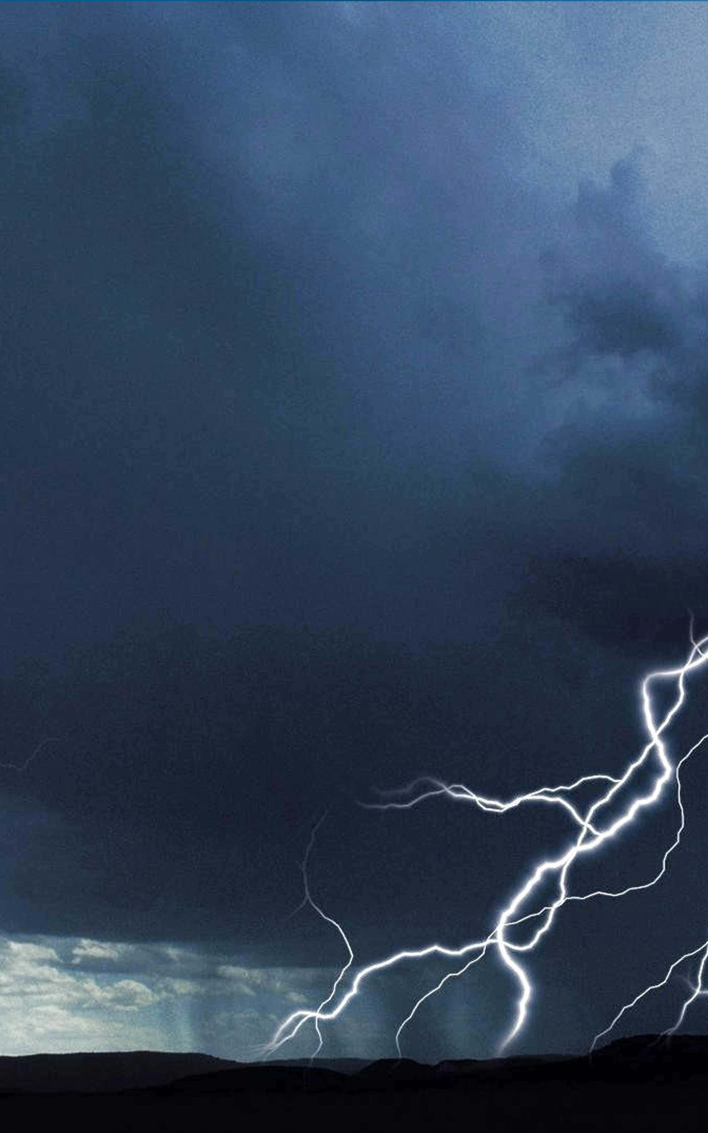 Thunderstorm 桌布 壁紙 — 一道戲劇性的閃電在黑暗暴風雨的天空中分叉，下方是剪影般的地平線。