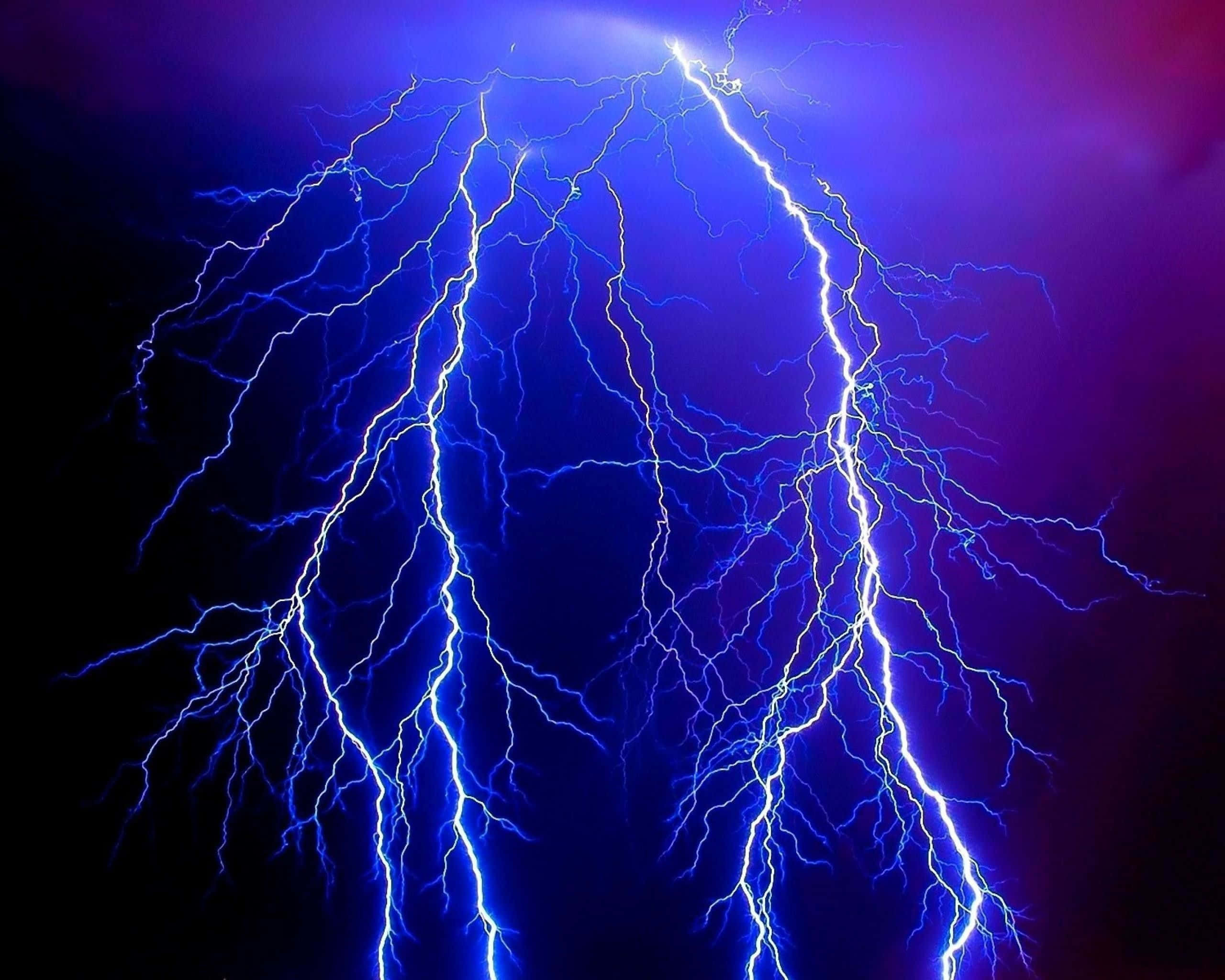 thunder 桌布 壁紙 — 一道戲劇性的電藍色閃電在黑暗的天空中叉開，以強烈的能量照亮了旋轉的紫色雲層。