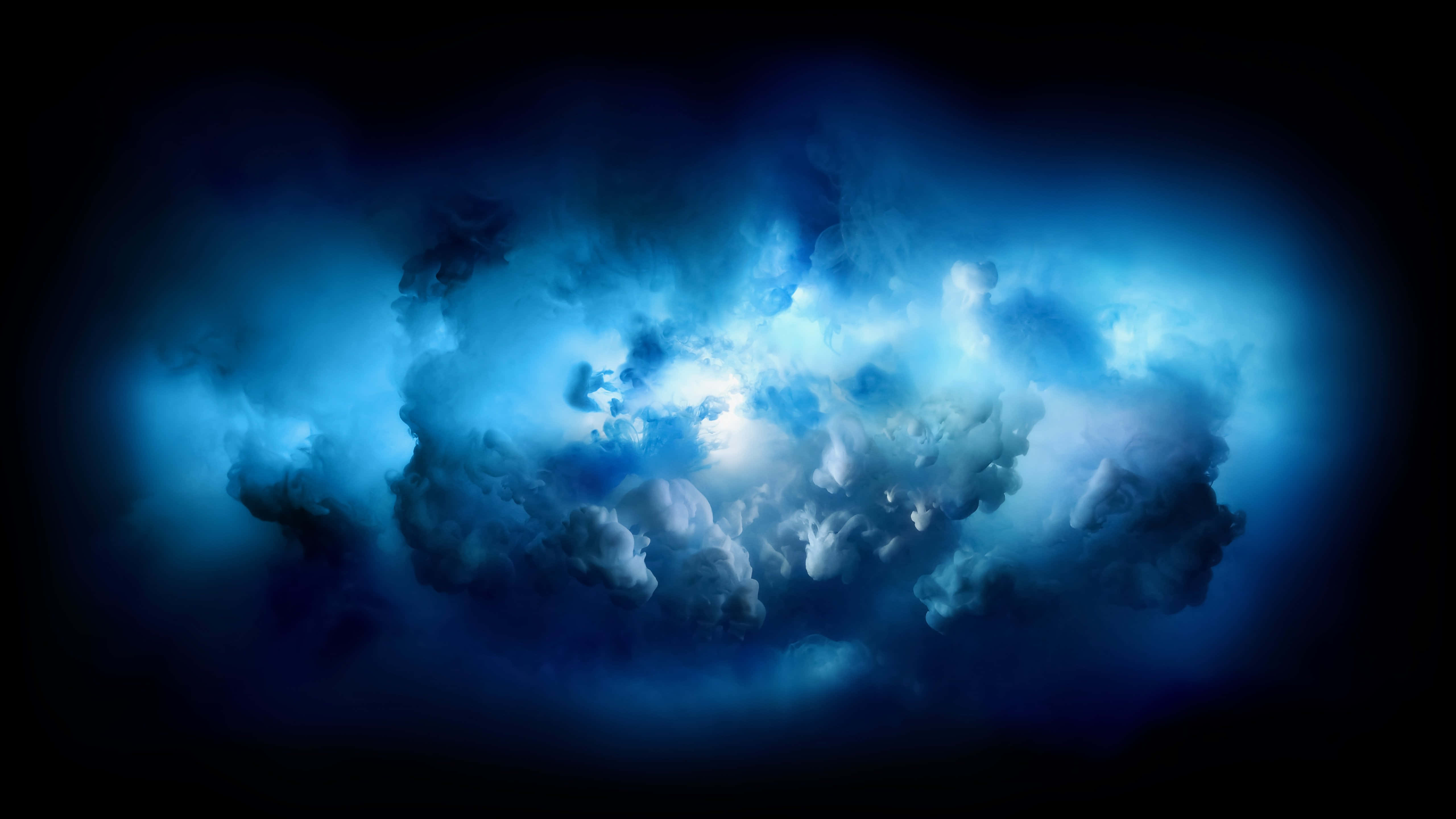 Clouds 4K 桌布 壁紙 — 一道戲劇性的風暴雲，從內部被電光藍色照亮，襯托著黑色虛空。