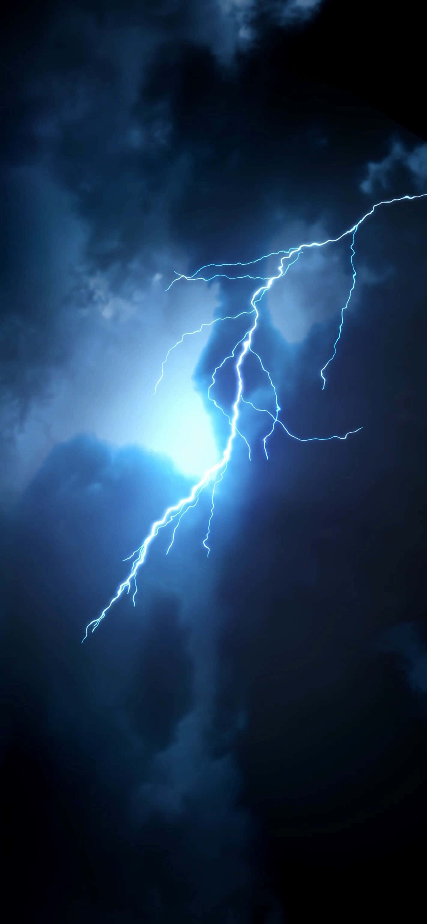 閃電 桌布 壁紙 — 一道明亮的藍色閃電在戲劇性的夜空中穿過黑暗的暴風雲。