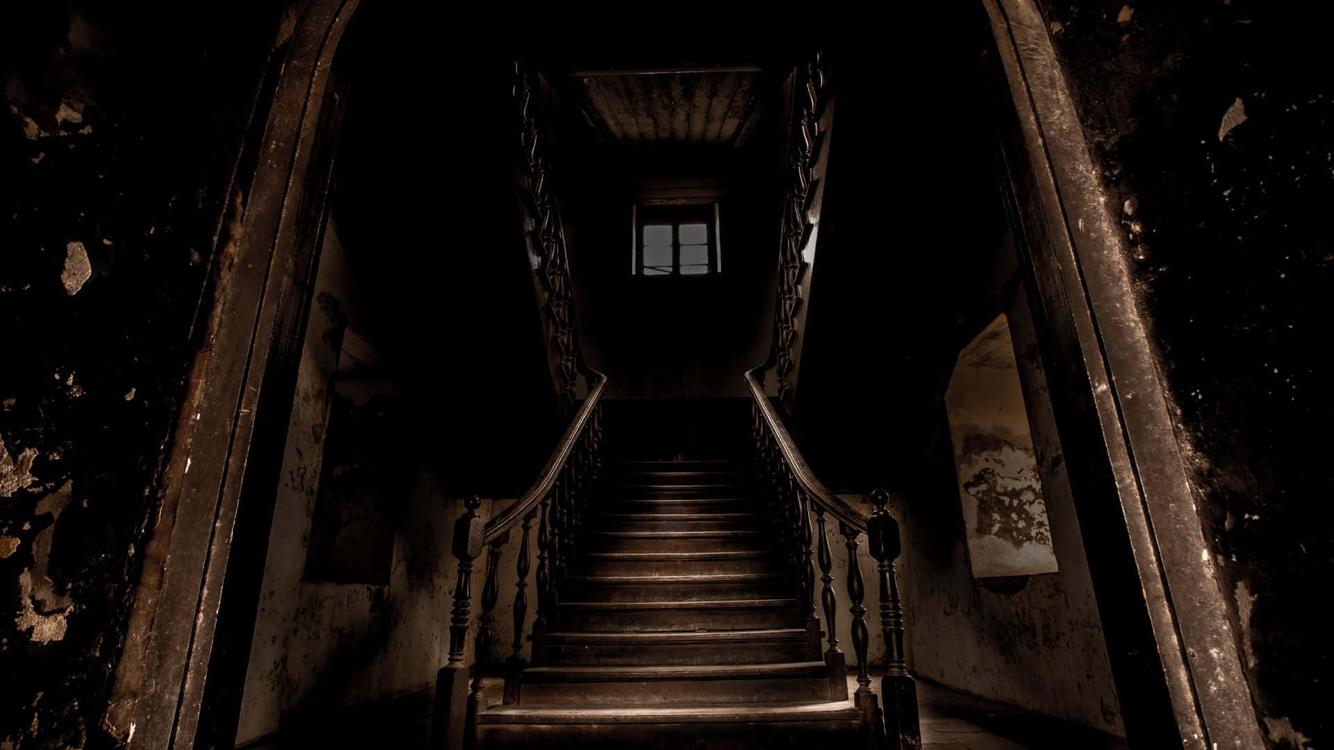 Haunted Hotels 桌布 壁紙 — 一道昏暗的木樓梯向上延伸至黑暗，頂部有一扇窗戶，微弱的光線照在磨損的台階和剝落的牆壁上。