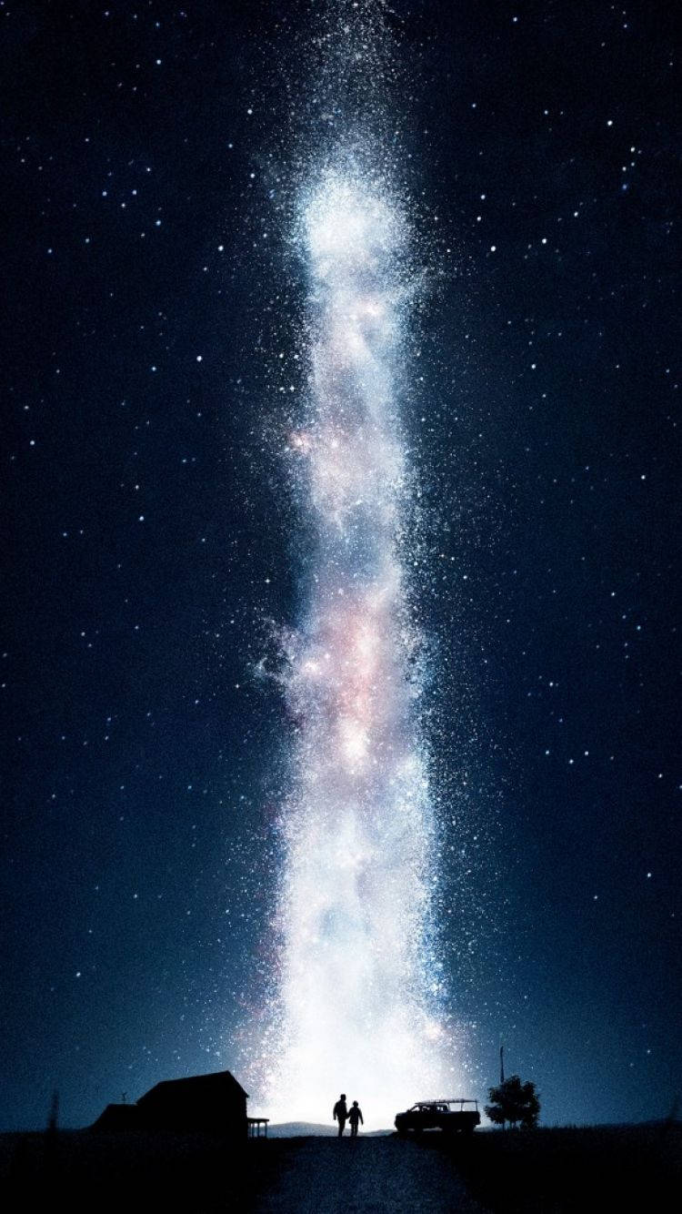 星際效應 桌布 壁紙 — 一道星際瀑布從夜空傾瀉而下，落在人、汽車和穀倉的鄉村剪影之上。