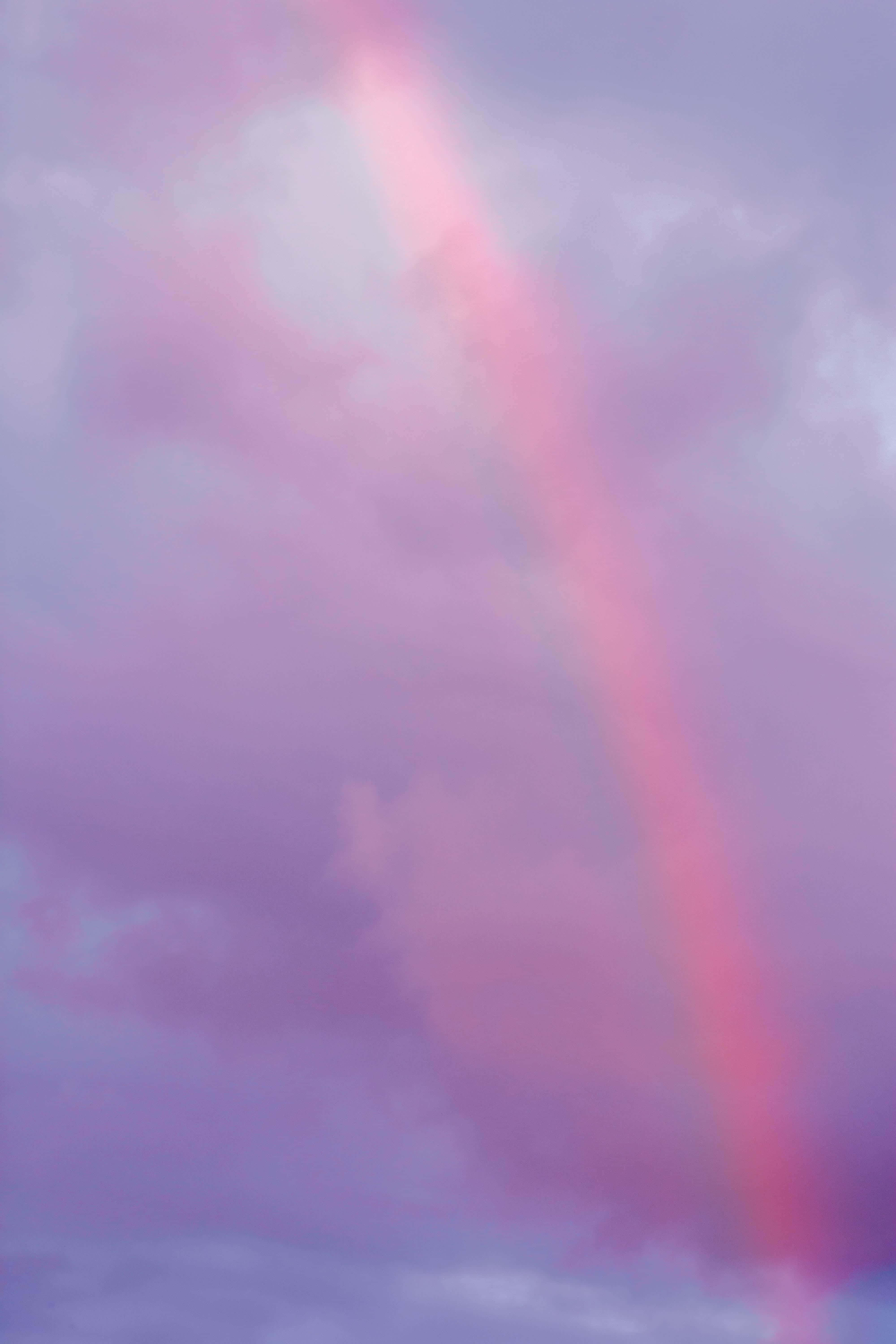 Aesthetic Cloud 桌布 壁紙 — 一道柔和的粉紅彩虹劃過充滿縷縷雲彩的夢幻薰衣草色天空。
