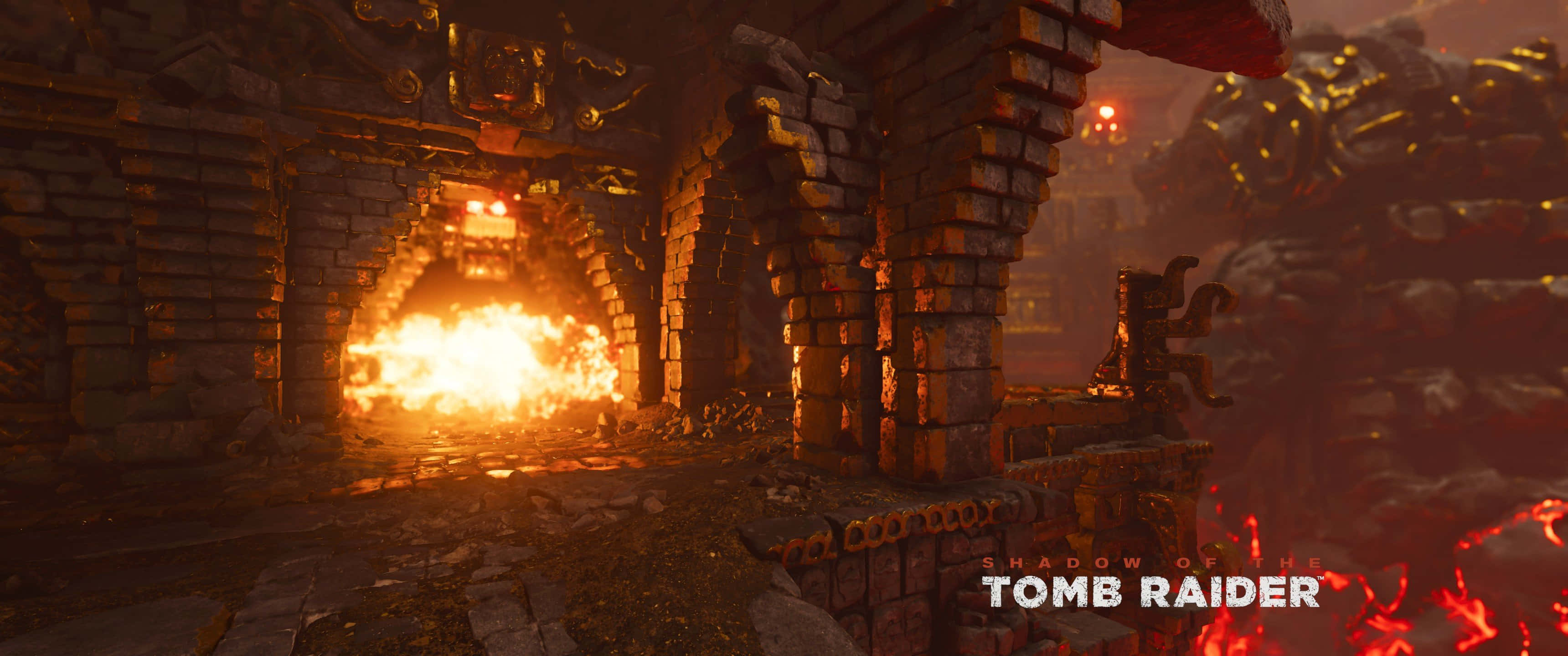 3440x1440p Rise Of The Tomb Raider 桌布 壁紙 — 一道熾熱的爆炸從石拱門中噴出，周圍是搖搖欲墜的廢墟，沐浴在橙色和紅色的光芒中。