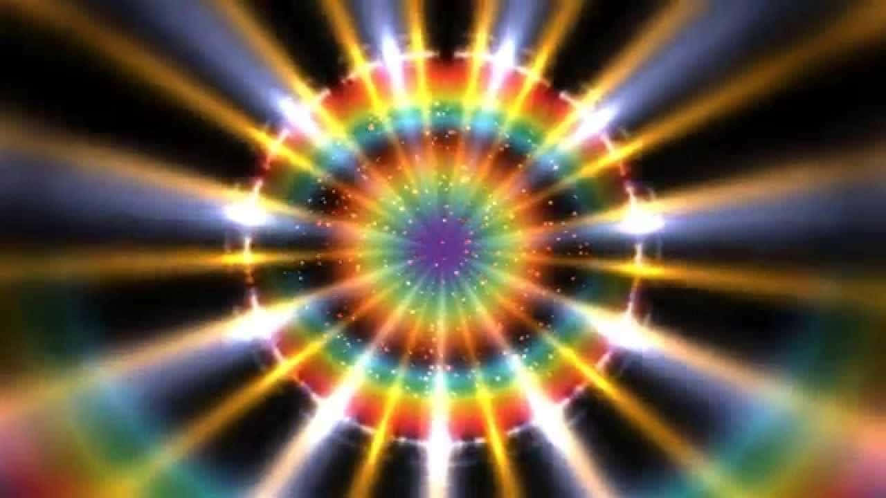 Visuals 桌布 壁紙 — 一道燦爛的圓形彩虹色光芒從發光的中心向外輻射，背景為深色。