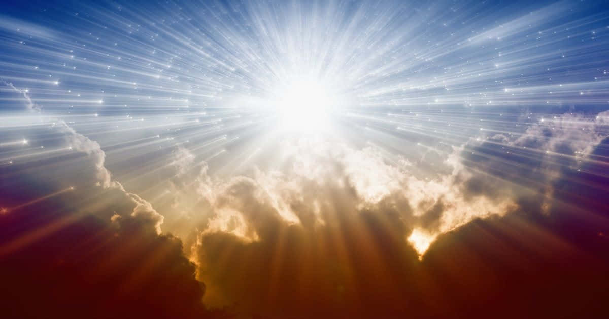 Beautiful Heaven 桌布 壁紙 — 一道燦爛的陽光穿透戲劇性的雲層，將金色光芒灑在繁星點點的藍天上。