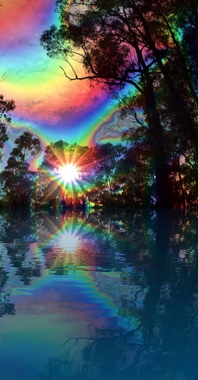 Trippy Nature 桌布 壁紙 — 一道燦爛的陽光穿透樹木，在超現實多彩的天空下，將鮮豔的彩虹投射在反射的水面上。