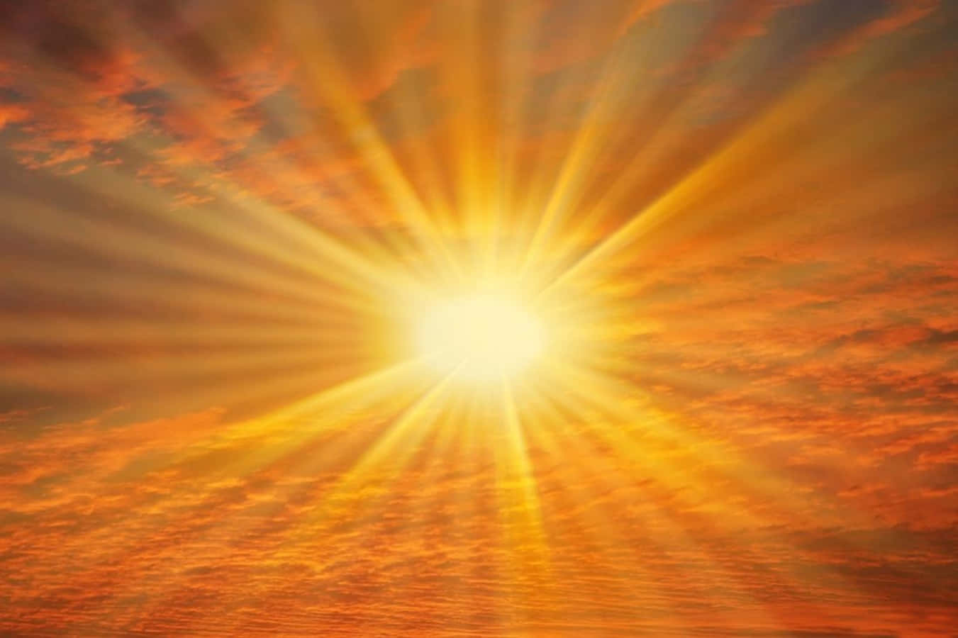 太陽 桌布 壁紙 — 一道燦爛的陽光穿透火橙色雲層，構成戲劇性的日落天空。
