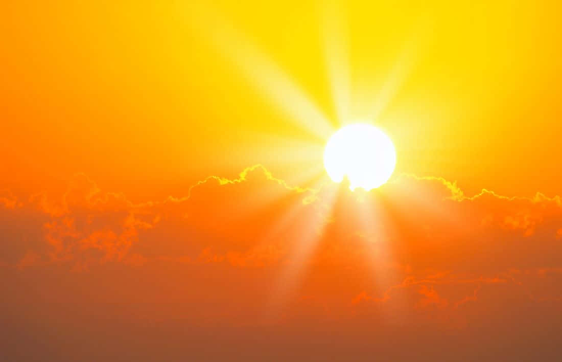 太陽 桌布 壁紙 — 一道燦爛的陽光穿透火紅的橙色雲層，在日落時分將耀眼的金色光芒灑滿天空。