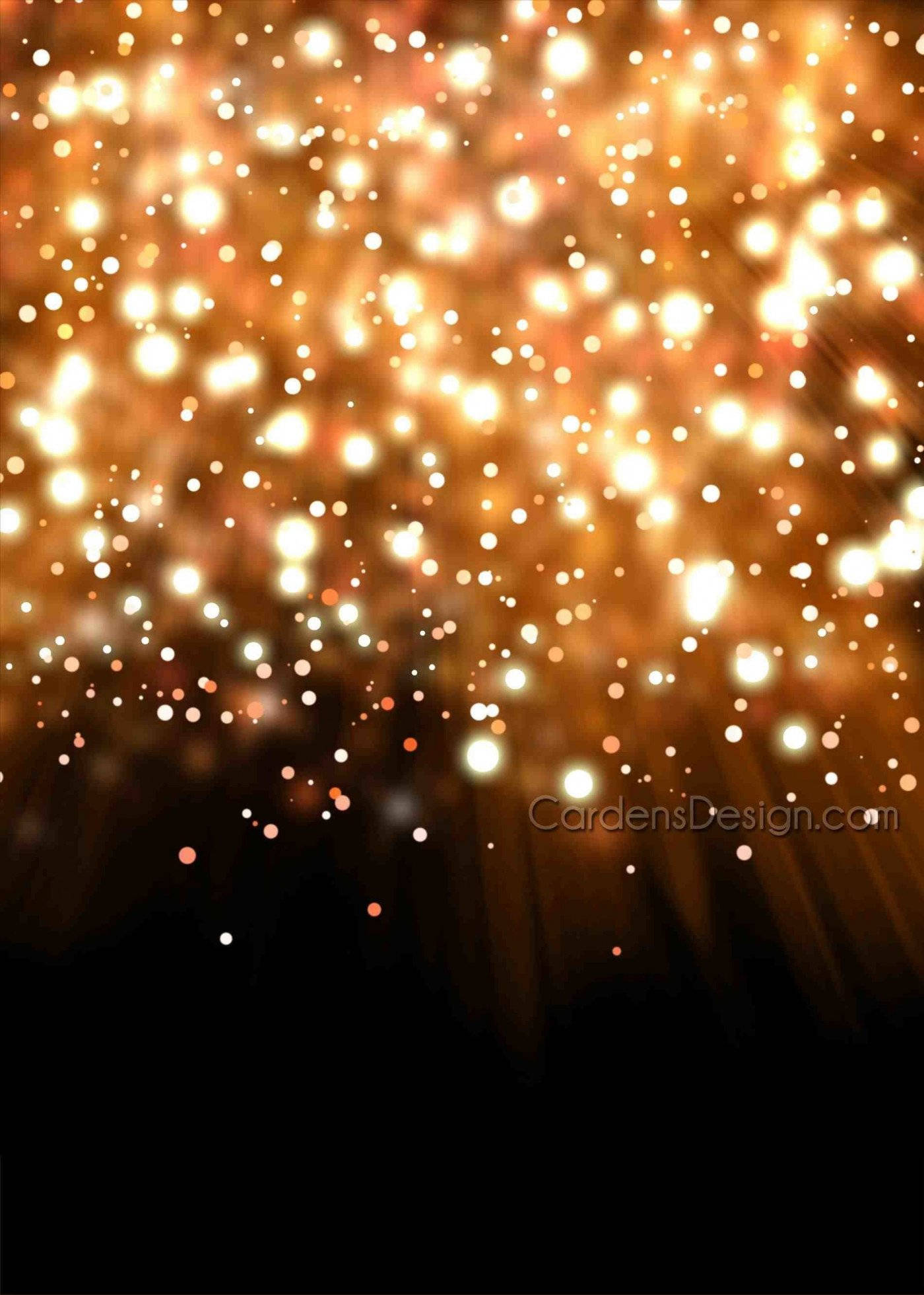 Christmas Lights Aesthetic 桌布 壁紙 — 一道璀璨的金色散景燈光瀑布從發光的天空降下，映襯著黑暗的虛空。