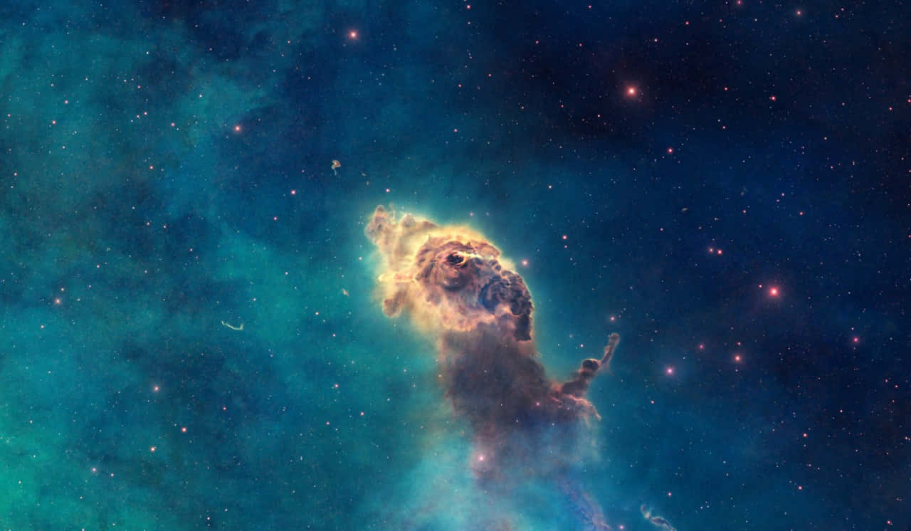 Carina Nebula 桌布 壁紙 — 一道由氣體和塵埃組成的宇宙柱，在深空的星場中發出火橙色和藍綠色的光芒。