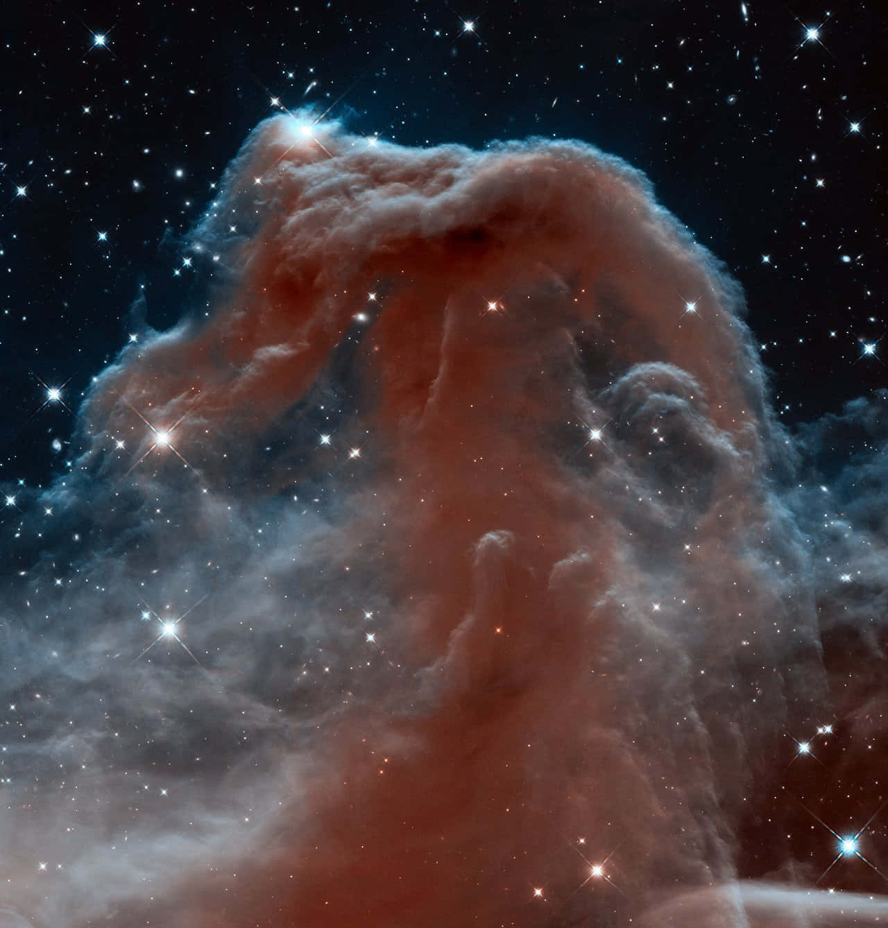 Horsehead Nebula 桌布 壁紙 — 一道由氣體和塵埃組成的宏偉紅藍宇宙柱，聳立在繁星閃爍的星空中。