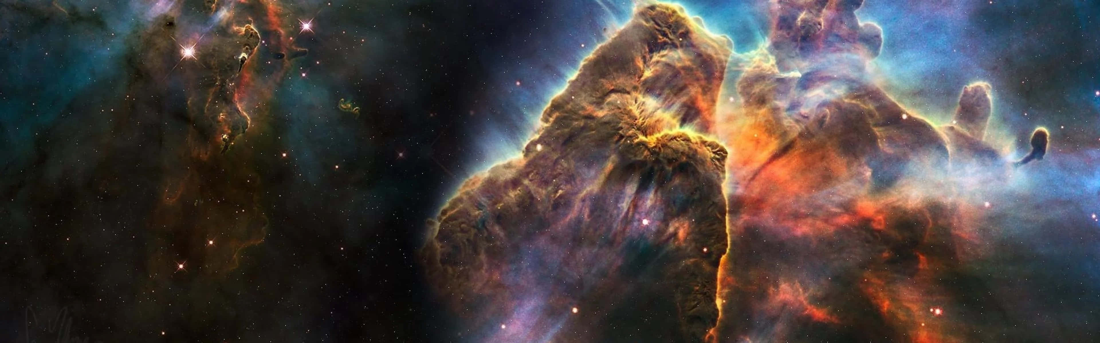 桌布 壁紙 — 一道由氣體和塵埃組成的雄偉宇宙柱，在星空中散發著火橙色和深藍色的光芒。