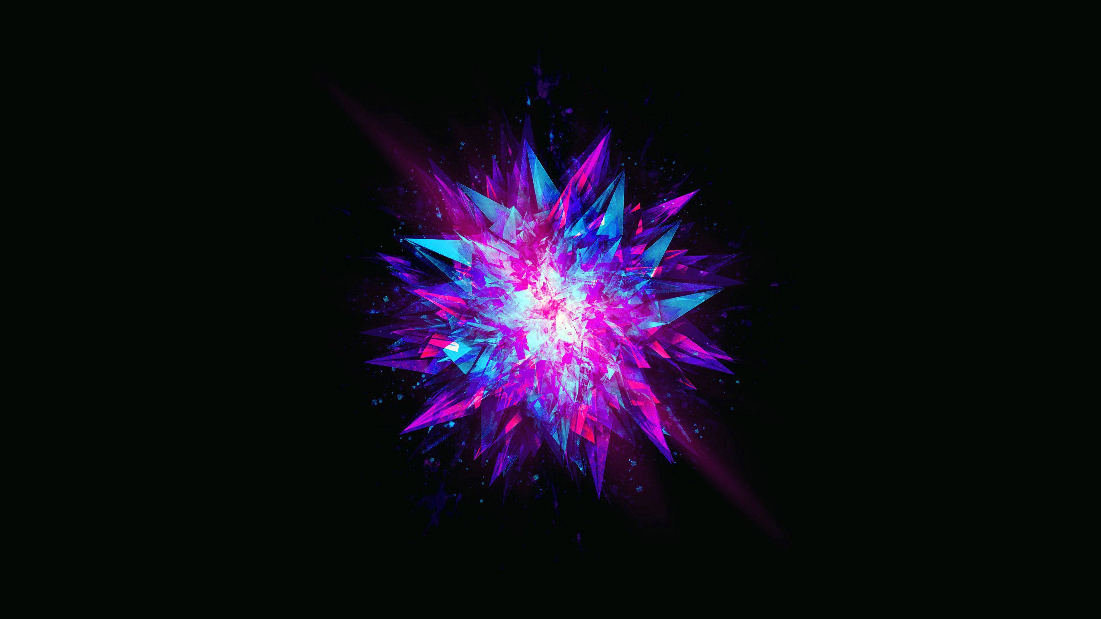 Dark Minimalist 桌布 壁紙 — 一道由螢光粉紅和藍色碎片組成的放射狀幾何爆炸，在漆黑虛空中迸發。