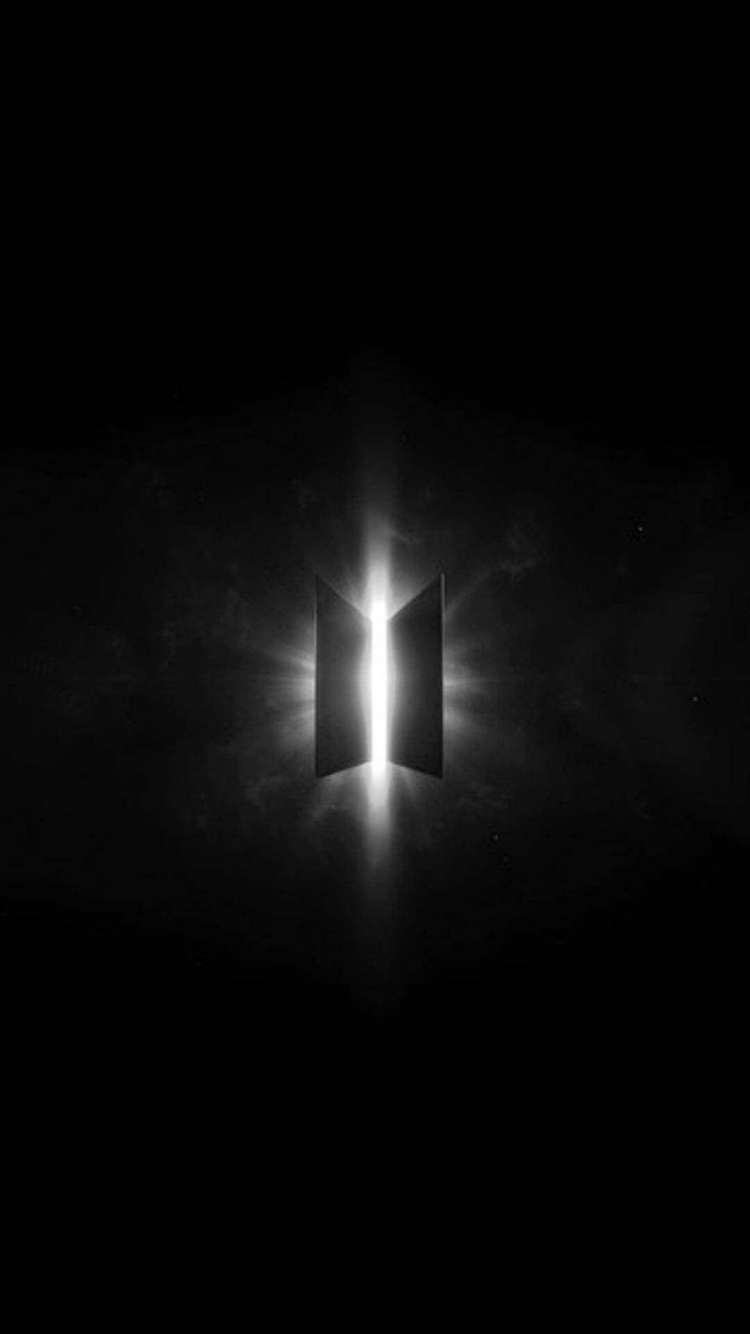 Bts Black 桌布 壁紙 — 一道發光的垂直光縫穿透絕對黑暗，猶如一道天堂之門。
