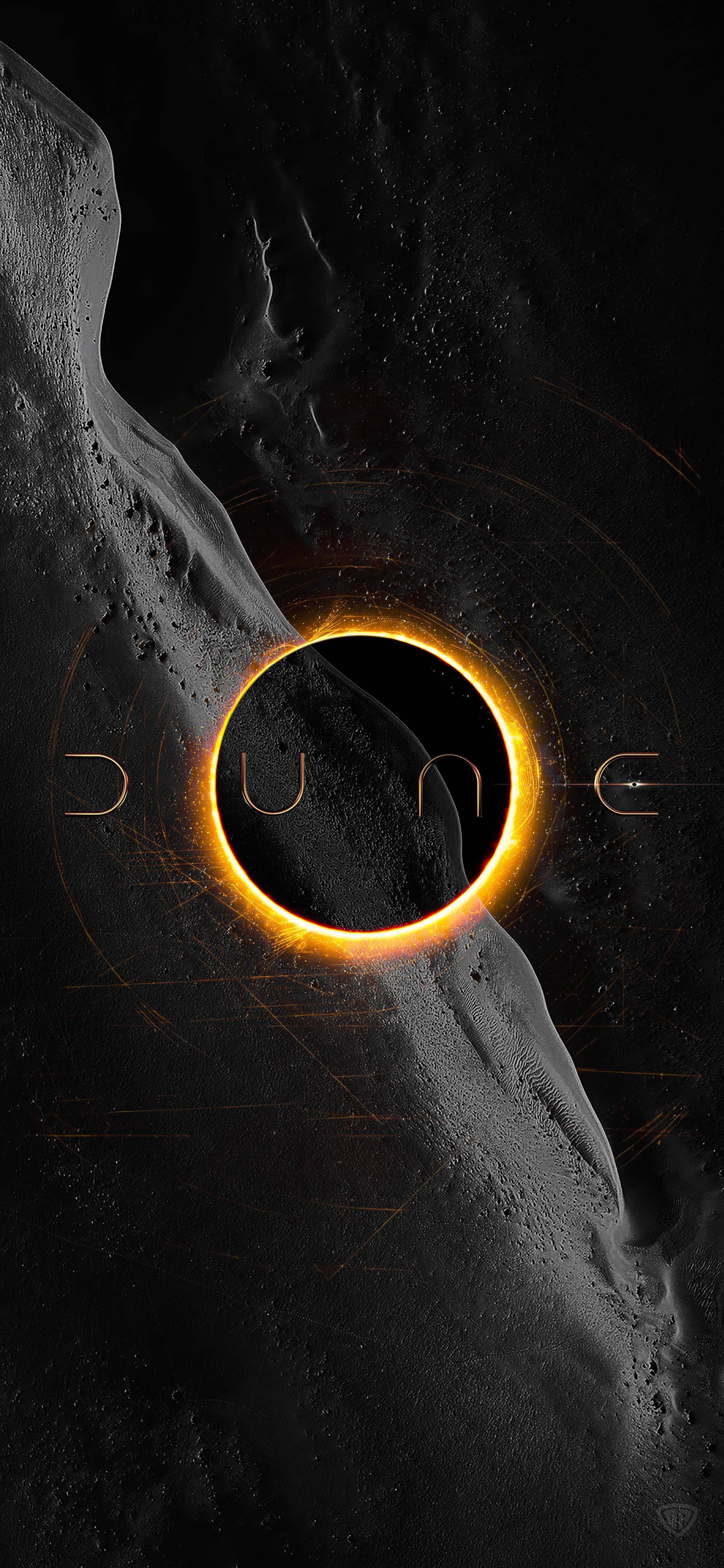 Dune Movie 桌布 壁紙 — 一道發光的橙色光環穿透黑暗的紋理岩石結構，並以金屬字體刻有 DUNE 字樣。