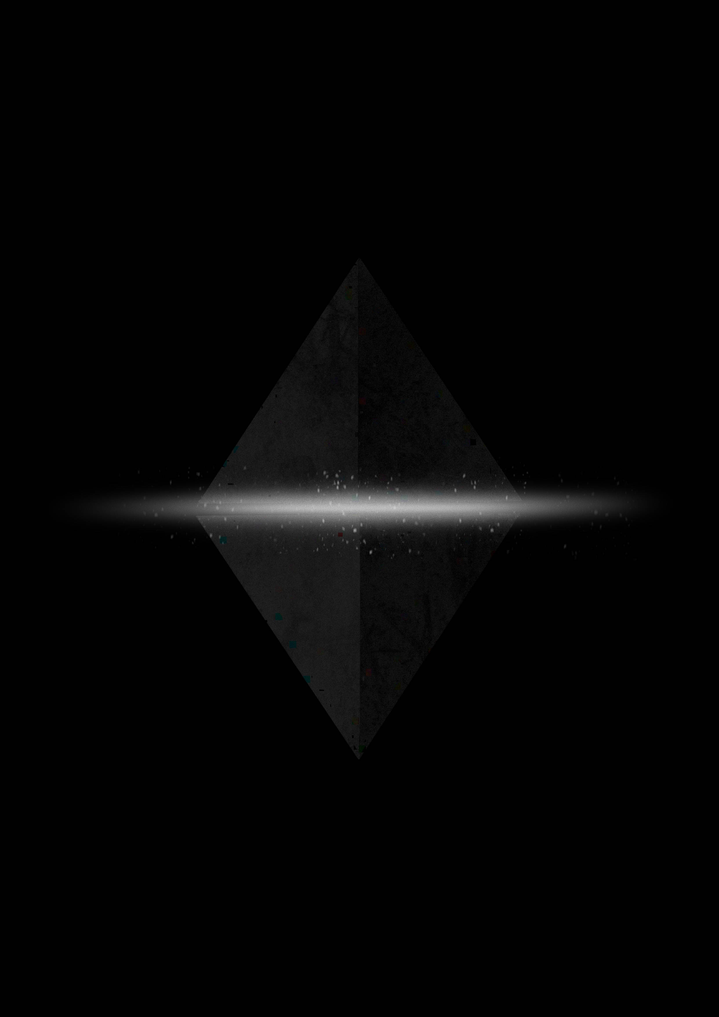 pyramid 桌布 壁紙 — 一道發光的水平光束穿透帶紋理的鑽石形狀，背景為純黑色。