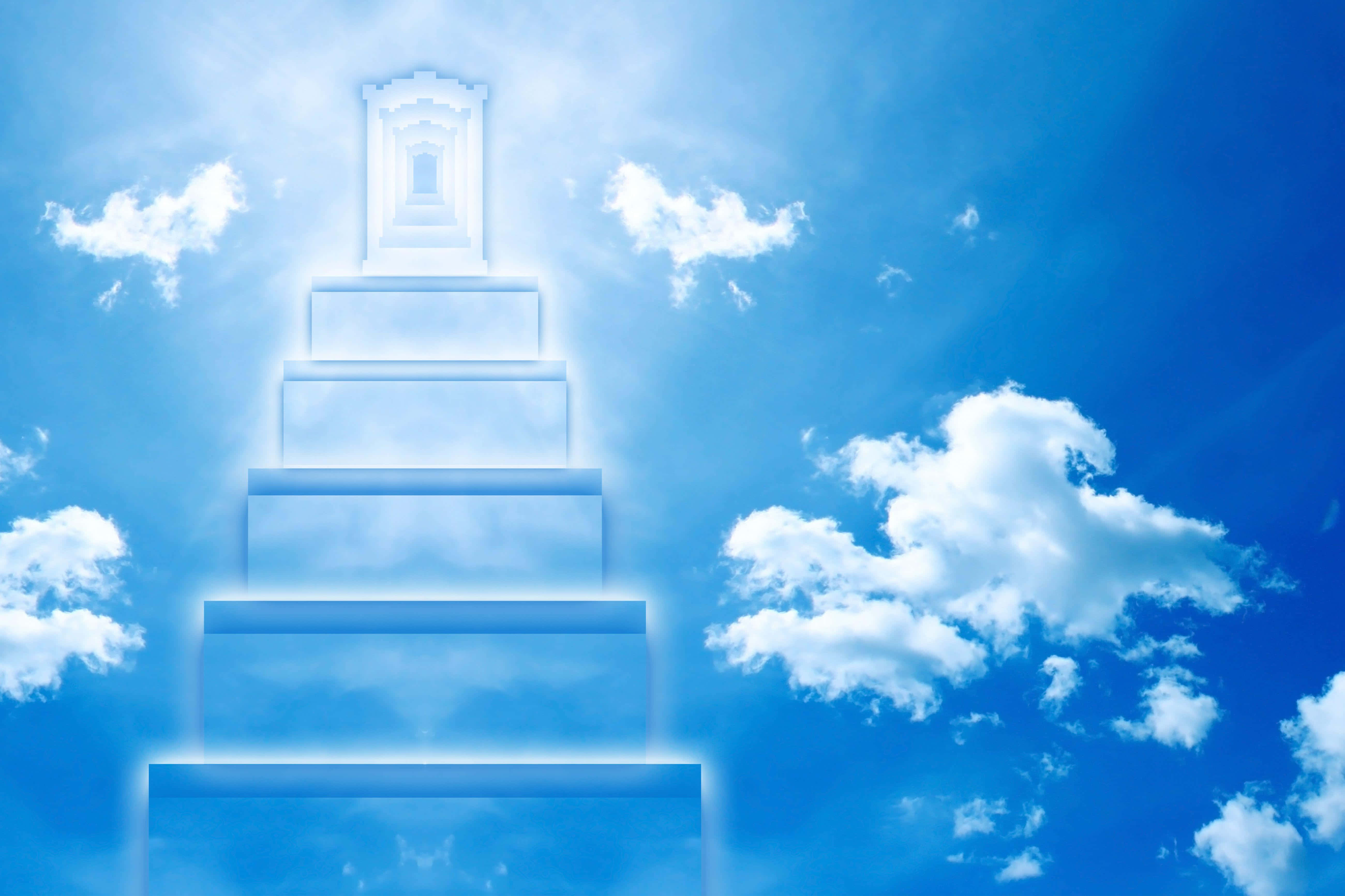 Heaven Rest In Peace 桌布 壁紙 — 一道發光的白色樓梯穿過明亮的藍天，向上通往一個由蓬鬆雲朵環繞的耀眼門口。