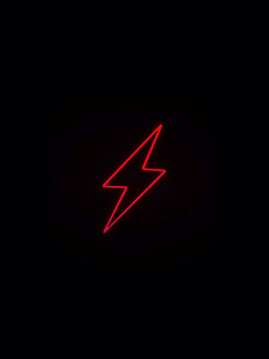 Neon Lightning 桌布 壁紙 — 一道發光的紅色霓虹閃電在漆黑的背景上明亮地閃耀。