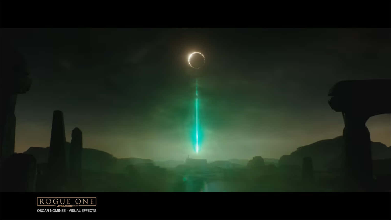 Scarif 桌布 壁紙 — 一道發光的綠色光束從新月射出，越過迷霧籠罩的外星景觀，其中散佈著古代遺跡。
