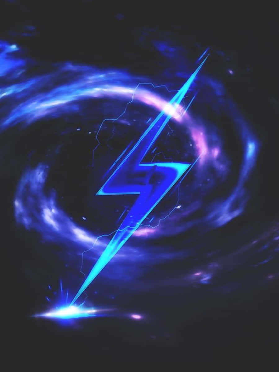 Neon Lightning 桌布 壁紙 — 一道發光的藍色閃電劃過深紫色和藍色旋轉的宇宙漩渦。