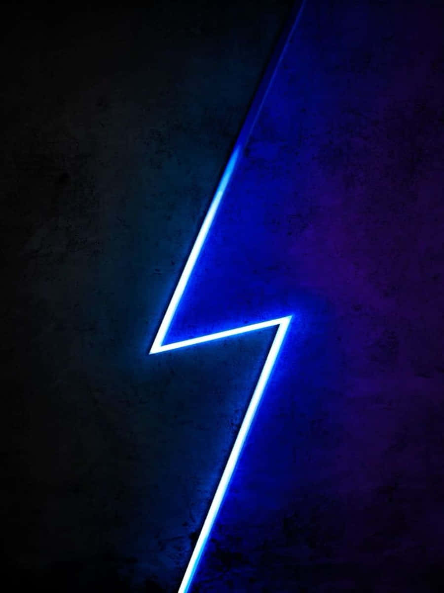 Neon Lightning 桌布 壁紙 — 一道發光的藍色霓虹閃電斜向劃過帶有紫色和藍色漸層的紋理深色牆壁。
