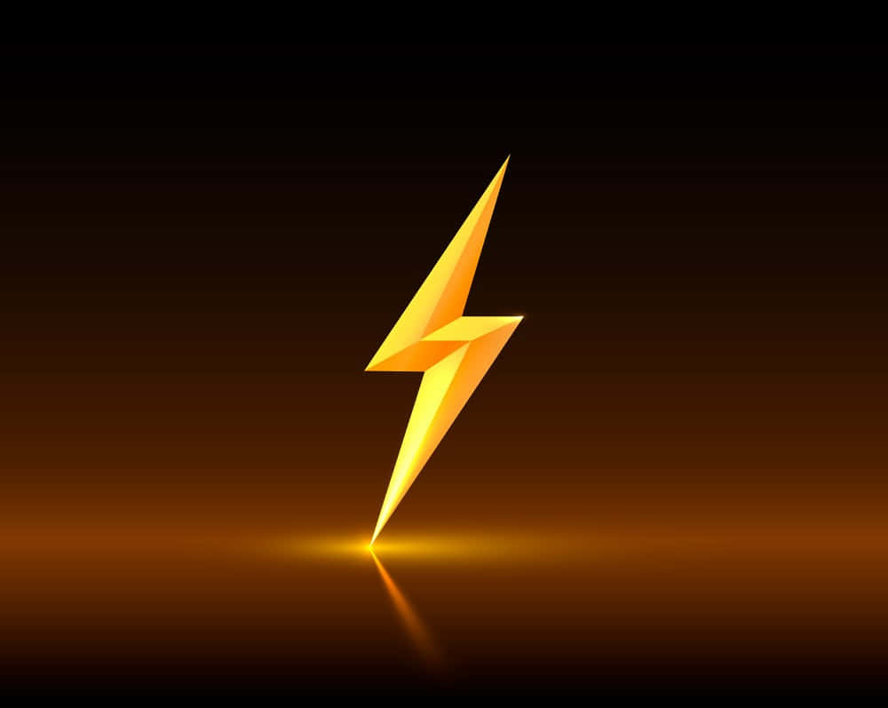 Electric 桌布 壁紙 — 一道發光的金色閃電在深色漸變背景上清晰矗立，下方有反射表面。