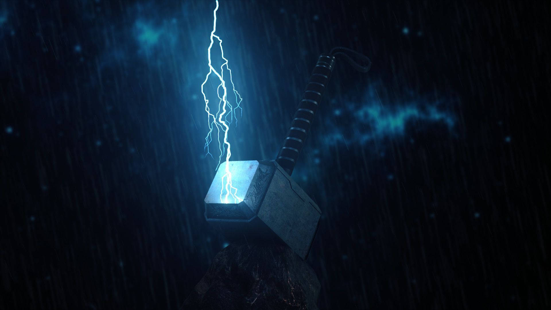 Thors Hammer 桌布 壁紙 — 一道發光的閃電擊中索爾的錘子妙爾尼爾，背景是黑暗的雨天空，藍色能量在周圍旋轉。