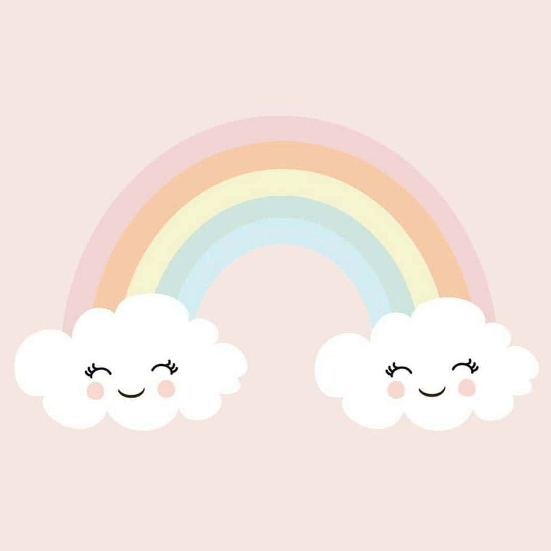 Cute Rainbow Pastel 桌布 壁紙 — 一道粉彩彩虹在兩朵微笑閉眼的雲朵之間拱起，背景是柔和的粉紅色。