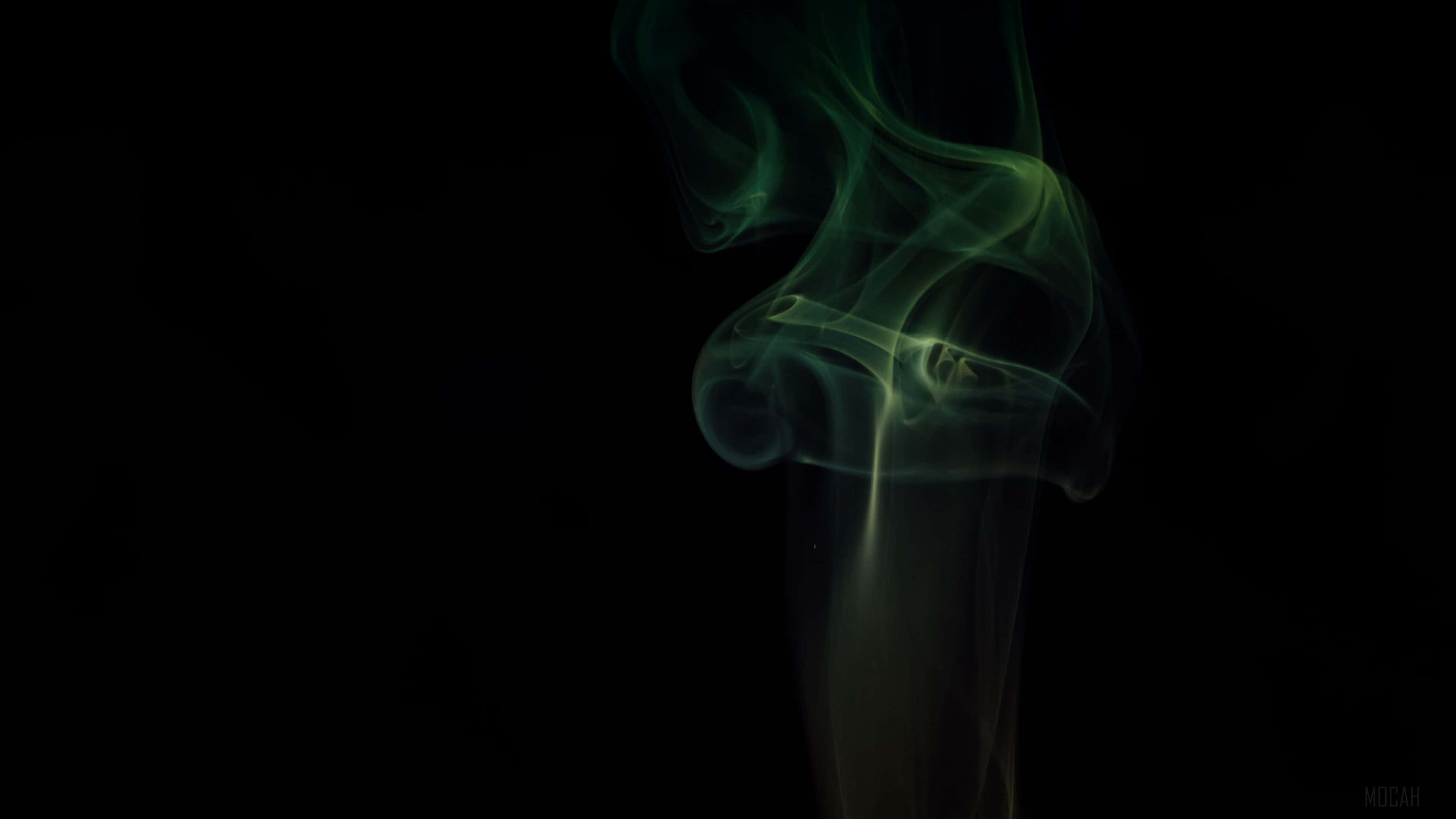 Black Smoke 桌布 壁紙 — 一道綠色煙霧在純黑背景上優雅升起，形成優美流暢的曲線。